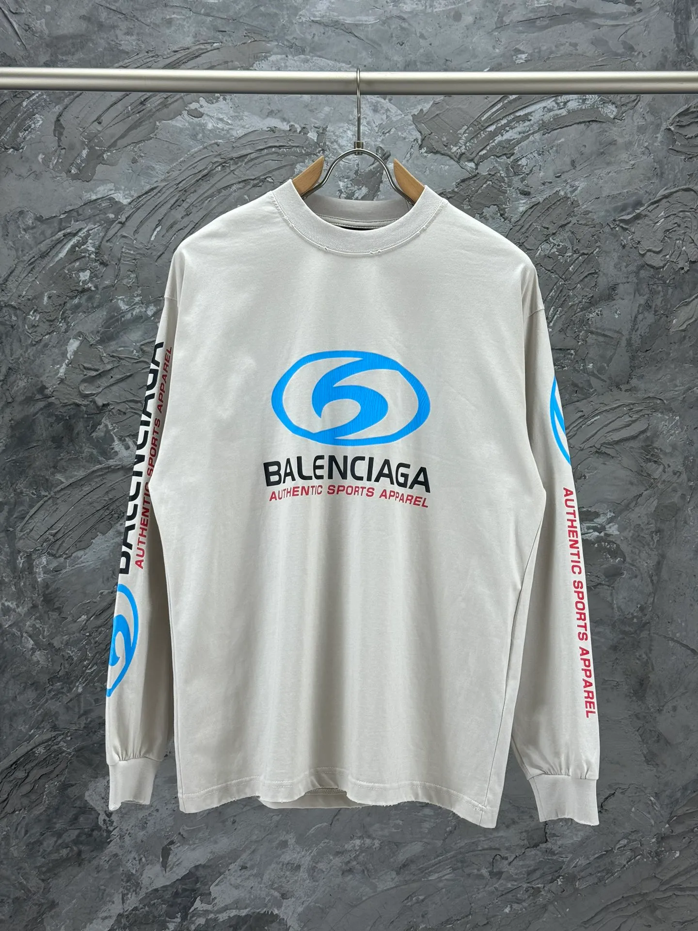 🅿️250 BALENCI*GA Paris surfing pattern long sleeves with letters. The fabric is made of Paris custom-woven double yarn cotton fabric. The weight is 280g. The thread is custom-woven and dyed without color difference. The front and back panels are made of environmentally friendly dot offset printing. Two high-temperature setting washes. os dropped shoulders and loose version. Same style for men and women -Color: gray blue beige -SIZE: XS S M L Style No. 8611#