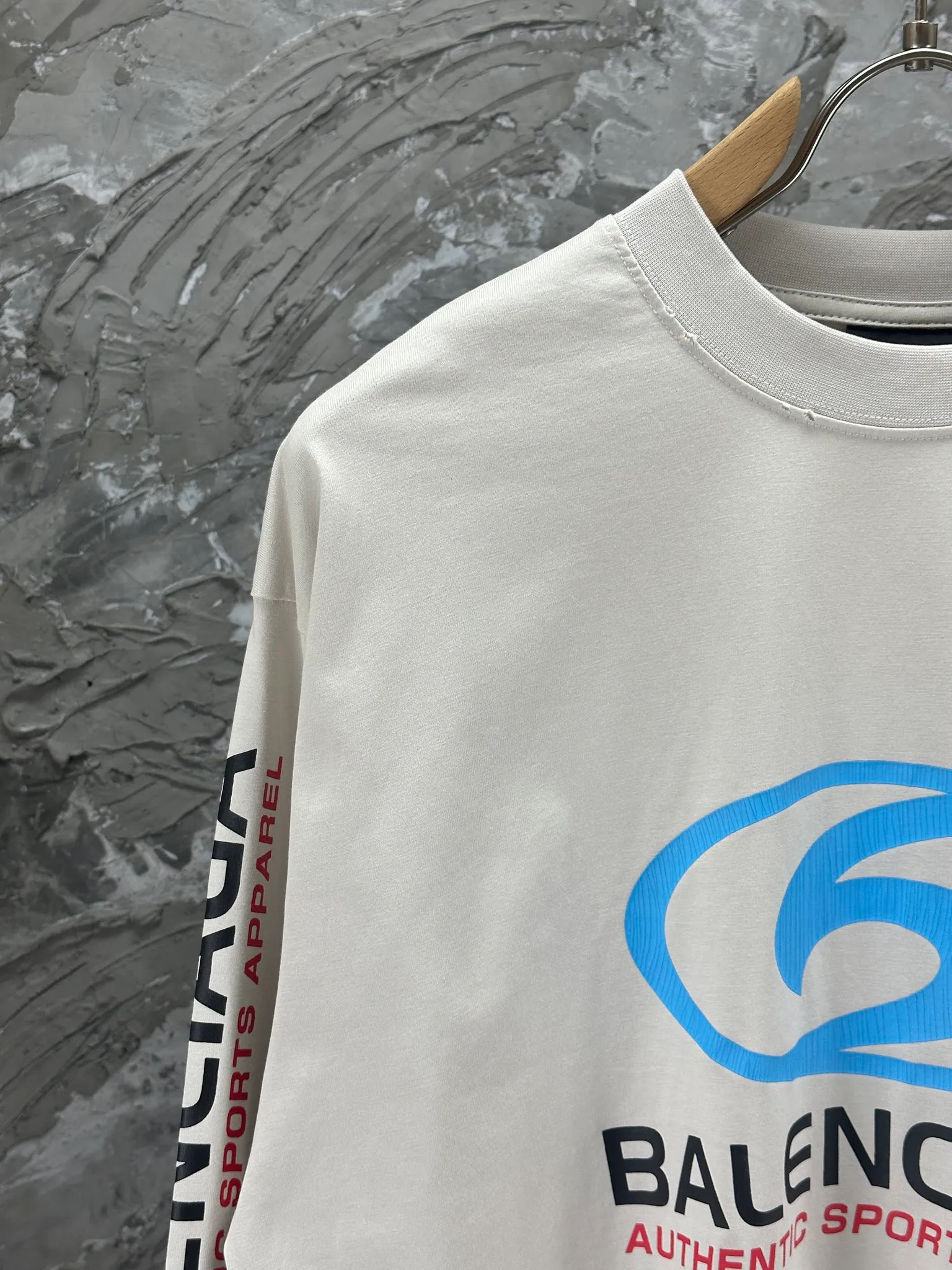🅿️250 BALENCI*GA Paris surfing pattern long sleeves with letters. The fabric is made of Paris custom-woven double yarn cotton fabric. The weight is 280g. The thread is custom-woven and dyed without color difference. The front and back panels are made of environmentally friendly dot offset printing. Two high-temperature setting washes. os dropped shoulders and loose version. Same style for men and women -Color: gray blue beige -SIZE: XS S M L Style No. 8611#