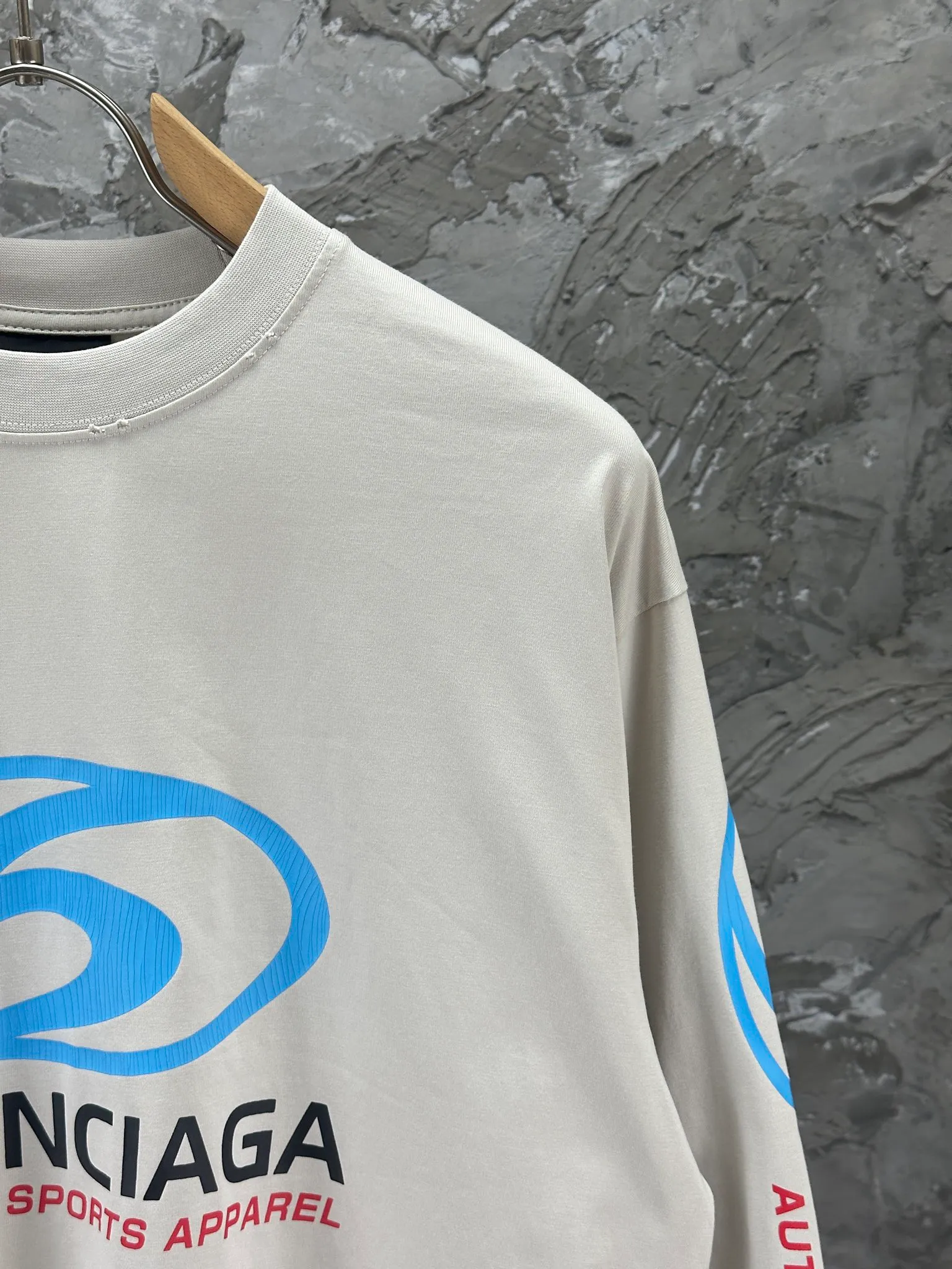 🅿️250 BALENCI*GA Paris surfing pattern long sleeves with letters. The fabric is made of Paris custom-woven double yarn cotton fabric. The weight is 280g. The thread is custom-woven and dyed without color difference. The front and back panels are made of environmentally friendly dot offset printing. Two high-temperature setting washes. os dropped shoulders and loose version. Same style for men and women -Color: gray blue beige -SIZE: XS S M L Style No. 8611#