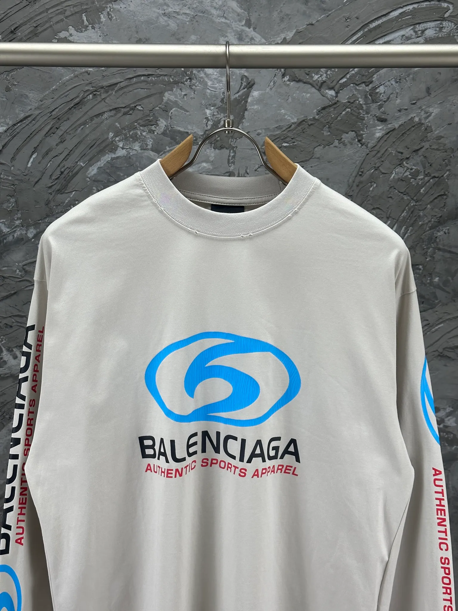 🅿️250 BALENCI*GA Paris surfing pattern long sleeves with letters. The fabric is made of Paris custom-woven double yarn cotton fabric. The weight is 280g. The thread is custom-woven and dyed without color difference. The front and back panels are made of environmentally friendly dot offset printing. Two high-temperature setting washes. os dropped shoulders and loose version. Same style for men and women -Color: gray blue beige -SIZE: XS S M L Style No. 8611#