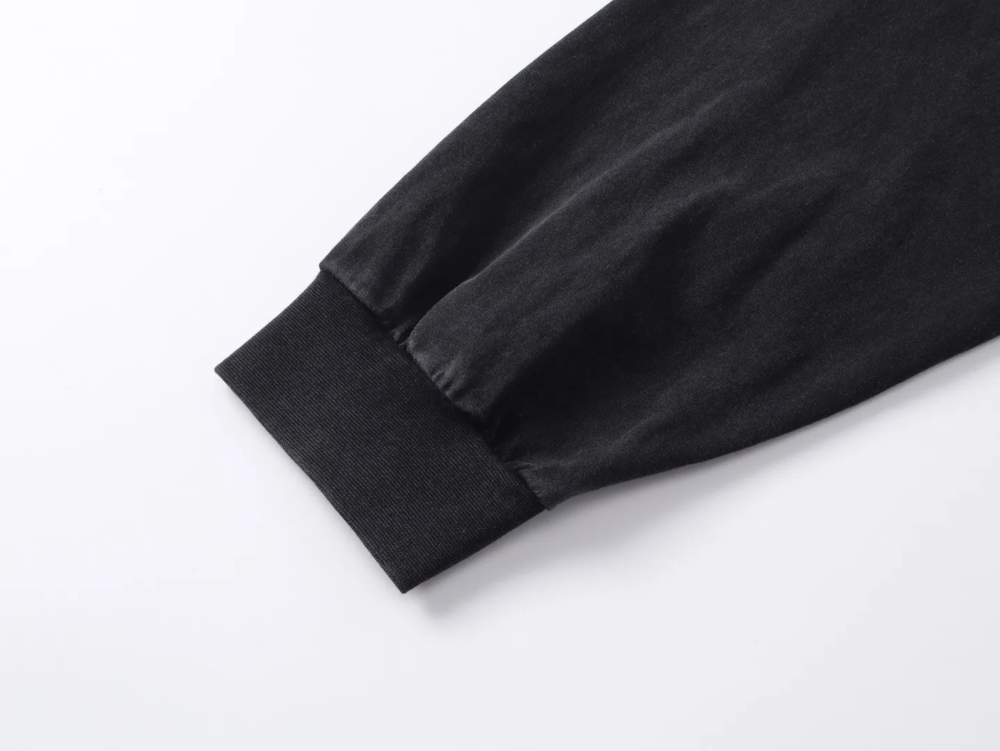 🅿️260 BALENCI*GA Paris new LOGO printed washed long-sleeved T-shirt. The front LOGO is printed with environmentally friendly glue. The effect is three-dimensional. The hand-made master positions the fixed points and wears it to make it old. Restore the brick cabinet. Exclusively woven and dyed 280g fabric. The thread is dyed in the same cylinder with zero color difference. The version adopts OS loose off-shoulder version. Welcome to compare. Same style for men and women -Color: washed black -SIZE: Xs S M L Style number 8645#