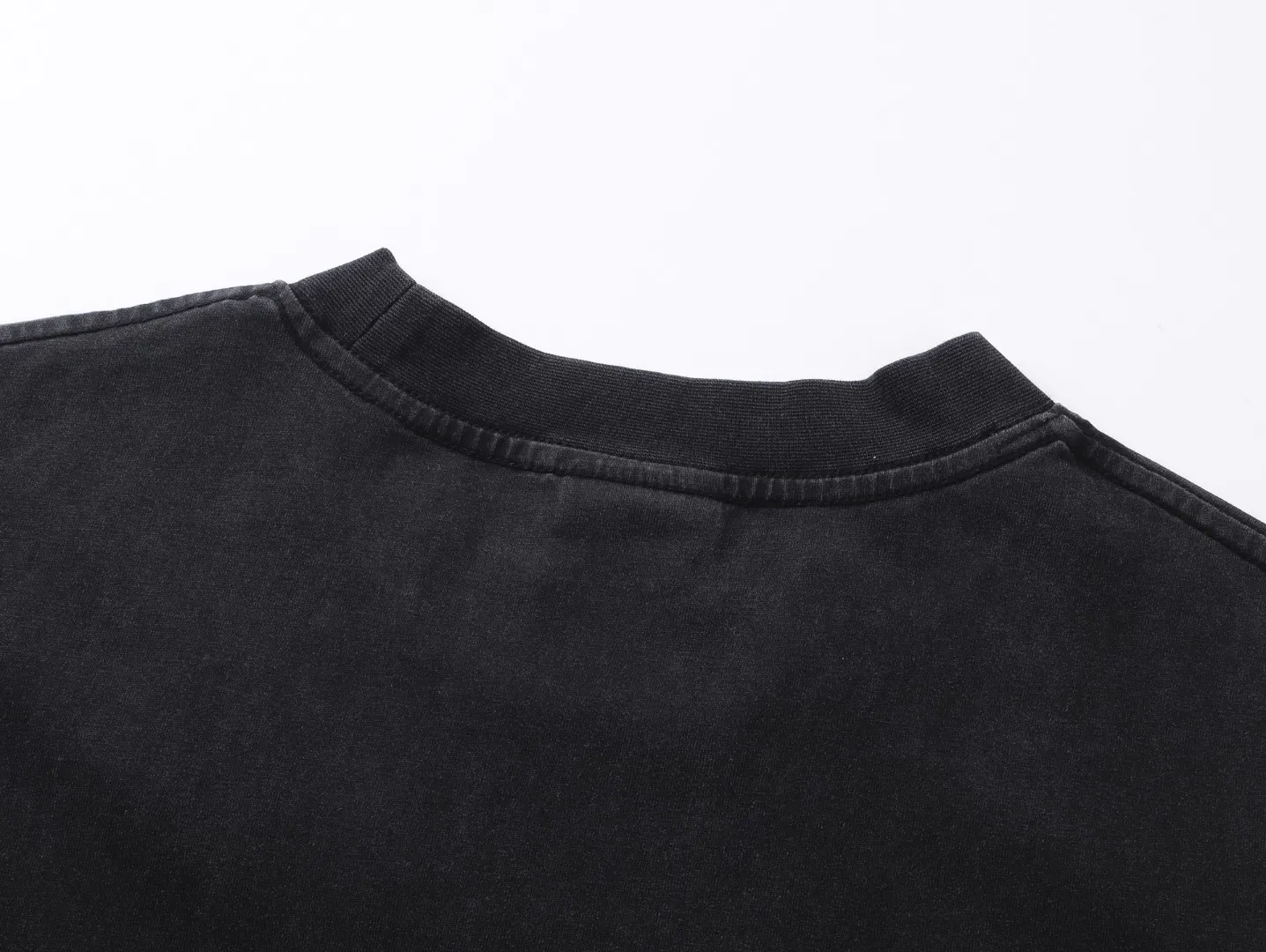 🅿️260 BALENCI*GA Paris new LOGO printed washed long-sleeved T-shirt. The front LOGO is printed with environmentally friendly glue. The effect is three-dimensional. The hand-made master positions the fixed points and wears it to make it old. Restore the brick cabinet. Exclusively woven and dyed 280g fabric. The thread is dyed in the same cylinder with zero color difference. The version adopts OS loose off-shoulder version. Welcome to compare. Same style for men and women -Color: washed black -SIZE: Xs S M L Style number 8645#