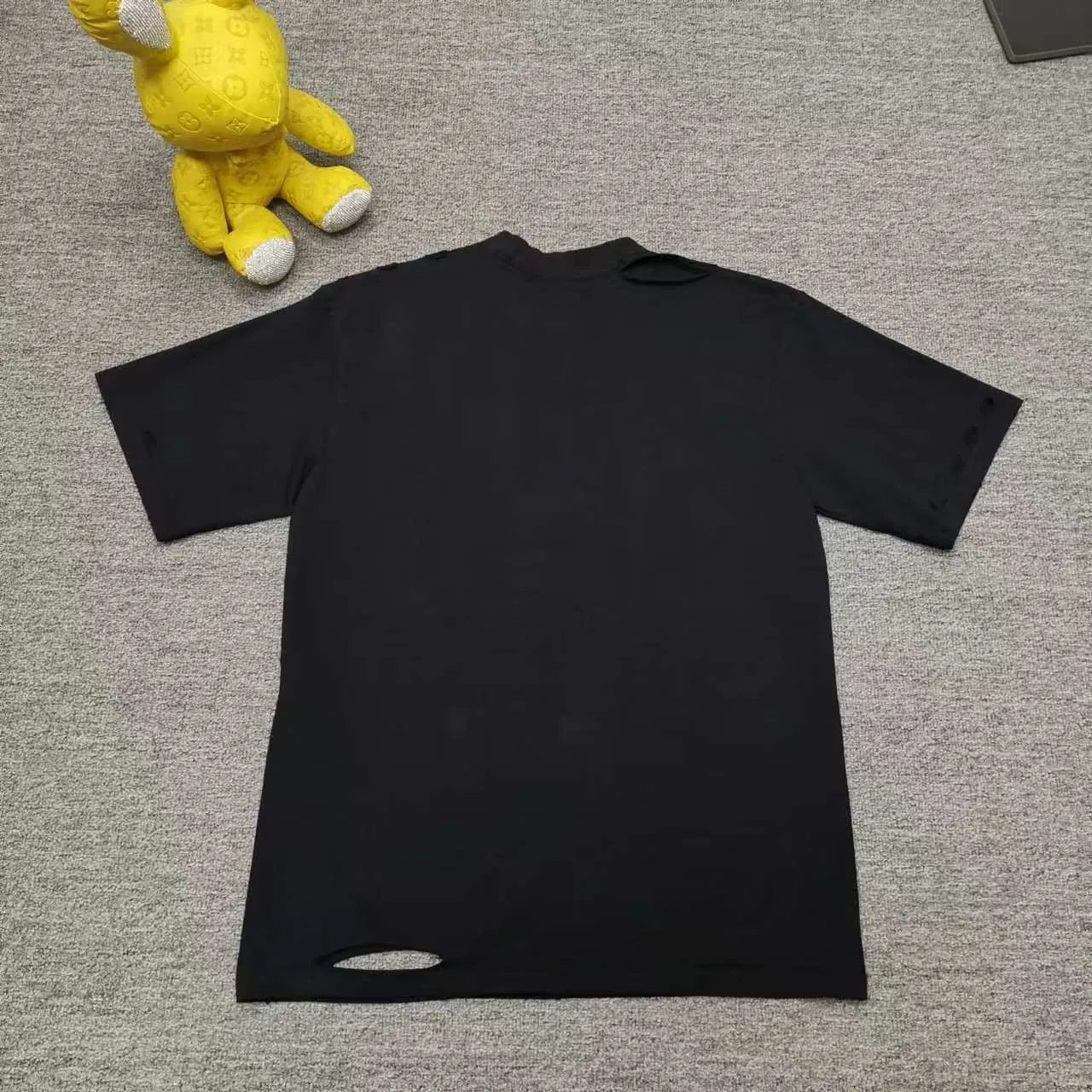 Top version Balenciaga letter eye chart short sleeves 2024SS new main wheat upper body. Printing uses imported elliptical machine glue printing to distinguish the market heat transfer process. Threaded neckline. Sleeves and hems are frayed and cut. The front panel is scanned by computer for precise alignment and the color of the printing is completely restored. The fabric is made of 32s240g. The three standards for large quantities + code number stickers + dustproof paper with logo. Size: Xs-L. Color: black. P:280