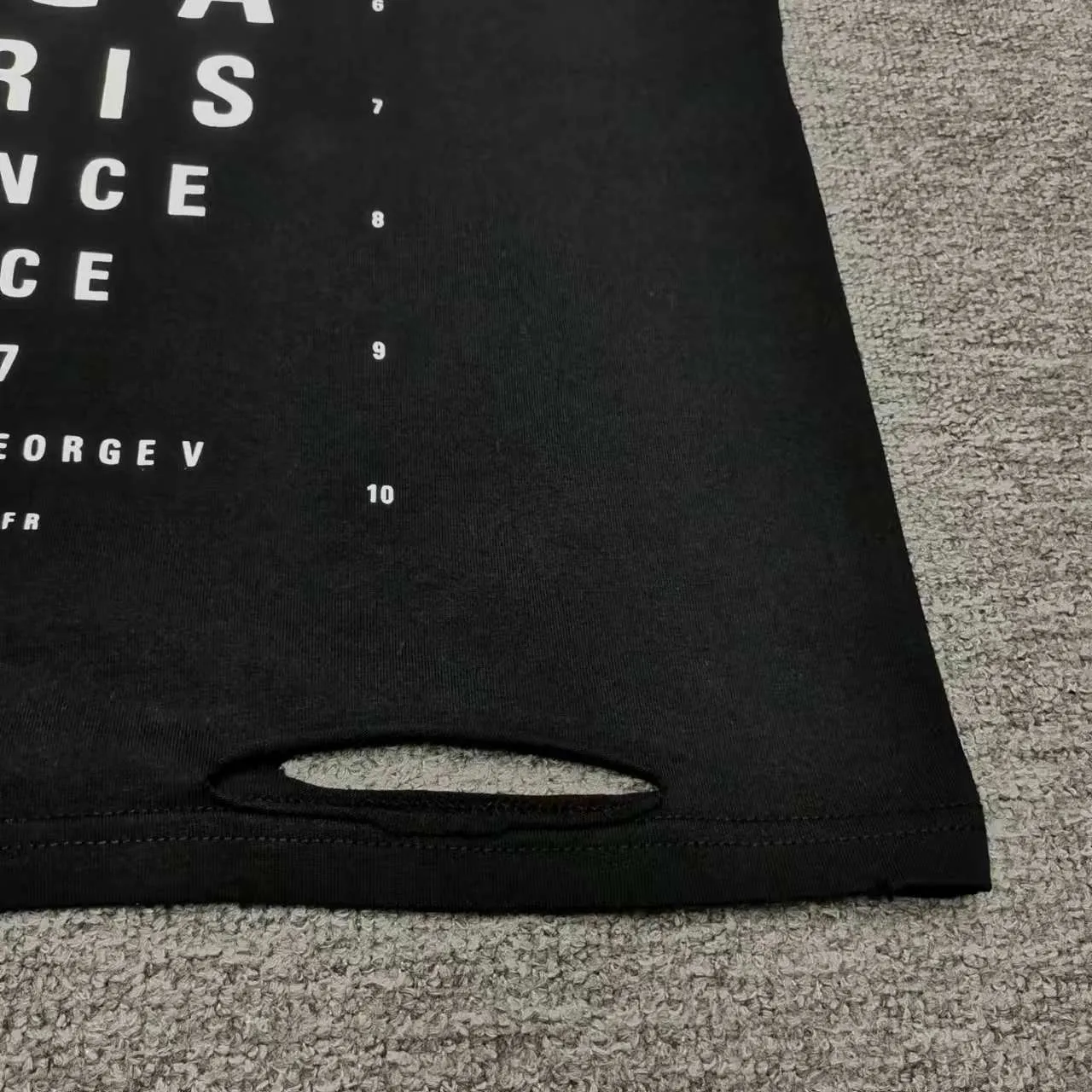 Top version Balenciaga letter eye chart short sleeves 2024SS new main wheat upper body. Printing uses imported elliptical machine glue printing to distinguish the market heat transfer process. Threaded neckline. Sleeves and hems are frayed and cut. The front panel is scanned by computer for precise alignment and the color of the printing is completely restored. The fabric is made of 32s240g. The three standards for large quantities + code number stickers + dustproof paper with logo. Size: Xs-L. Color: black. P:280