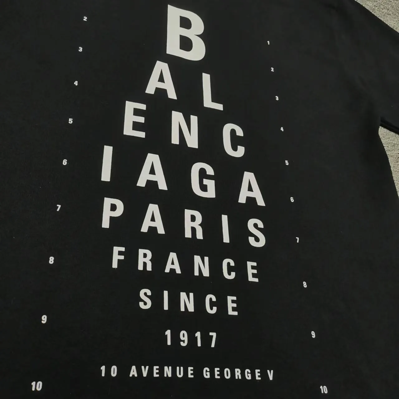 Top version Balenciaga letter eye chart short sleeves 2024SS new main wheat upper body. Printing uses imported elliptical machine glue printing to distinguish the market heat transfer process. Threaded neckline. Sleeves and hems are frayed and cut. The front panel is scanned by computer for precise alignment and the color of the printing is completely restored. The fabric is made of 32s240g. The three standards for large quantities + code number stickers + dustproof paper with logo. Size: Xs-L. Color: black. P:280