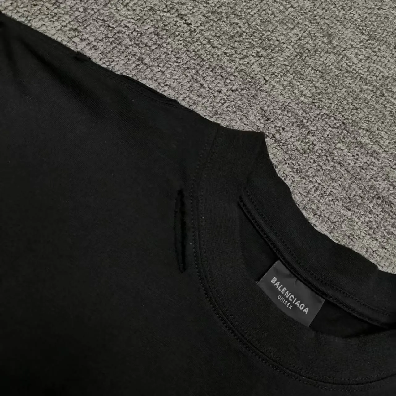 Top version Balenciaga letter eye chart short sleeves 2024SS new main wheat upper body. Printing uses imported elliptical machine glue printing to distinguish the market heat transfer process. Threaded neckline. Sleeves and hems are frayed and cut. The front panel is scanned by computer for precise alignment and the color of the printing is completely restored. The fabric is made of 32s240g. The three standards for large quantities + code number stickers + dustproof paper with logo. Size: Xs-L. Color: black. P:280
