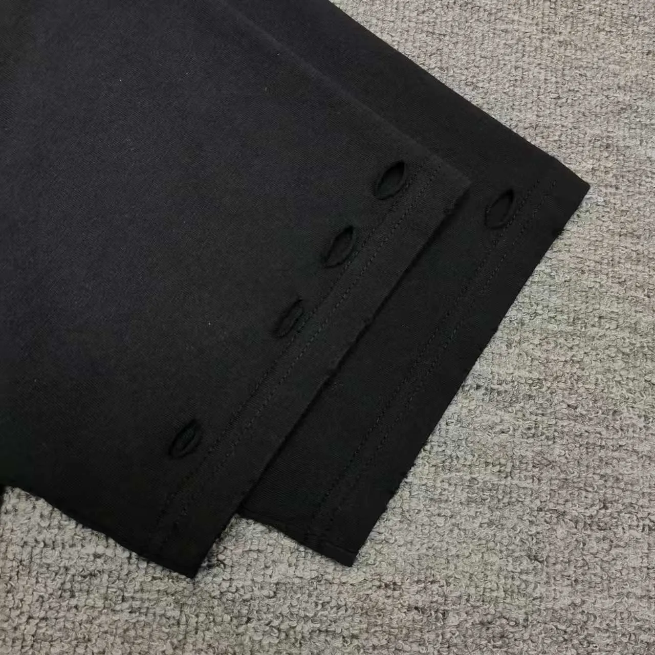 Top version Balenciaga letter eye chart short sleeves 2024SS new main wheat upper body. Printing uses imported elliptical machine glue printing to distinguish the market heat transfer process. Threaded neckline. Sleeves and hems are frayed and cut. The front panel is scanned by computer for precise alignment and the color of the printing is completely restored. The fabric is made of 32s240g. The three standards for large quantities + code number stickers + dustproof paper with logo. Size: Xs-L. Color: black. P:280