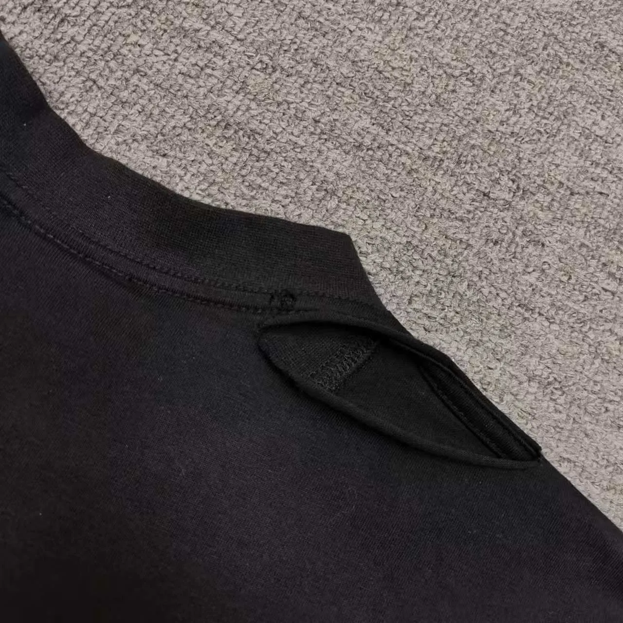 Top version Balenciaga letter eye chart short sleeves 2024SS new main wheat upper body. Printing uses imported elliptical machine glue printing to distinguish the market heat transfer process. Threaded neckline. Sleeves and hems are frayed and cut. The front panel is scanned by computer for precise alignment and the color of the printing is completely restored. The fabric is made of 32s240g. The three standards for large quantities + code number stickers + dustproof paper with logo. Size: Xs-L. Color: black. P:280