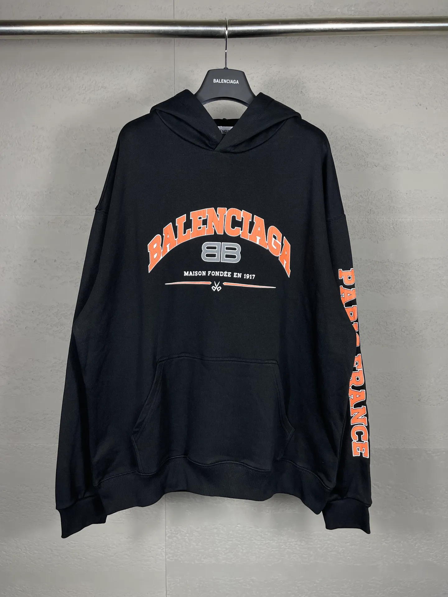 🅿️296 Actual pictures [Top version. Official website quality] BALENCI*GA/Paris. BB scissor LOGO printed split long-sleeved hooded sweatshirt ready-made. Brick cabinet synchronization. The fabric is made of Paris ZP custom-woven and dyed cotton sweatshirt. The weight is 450 grams, the cloth surface is clean. The cloth pattern is clear, soft and comfortable, and the thread is dyed with no color difference. The classic pattern is printed with environmentally friendly imported materials, straight cracks and cracked glue. Precision printing screen, the letters are clear and the effect is three-dimensional. Restore the brick cabinet. Different market currencies. Welcome to compare. The version adopts the OS loose shoulder version. The same style for men and women. Coding: BL238059 Color: Black Size: XS S M L