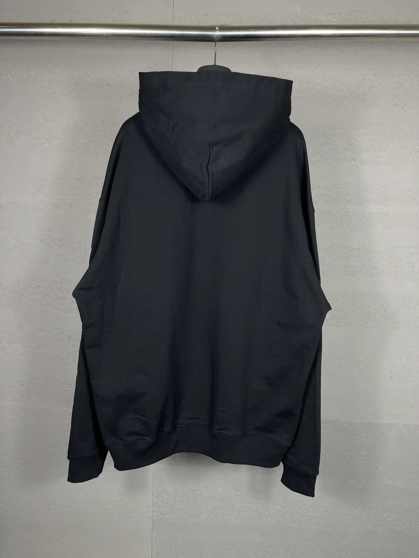 🅿️296 Actual pictures [Top version. Official website quality] BALENCI*GA/Paris. BB scissor LOGO printed split long-sleeved hooded sweatshirt ready-made. Brick cabinet synchronization. The fabric is made of Paris ZP custom-woven and dyed cotton sweatshirt. The weight is 450 grams, the cloth surface is clean. The cloth pattern is clear, soft and comfortable, and the thread is dyed with no color difference. The classic pattern is printed with environmentally friendly imported materials, straight cracks and cracked glue. Precision printing screen, the letters are clear and the effect is three-dimensional. Restore the brick cabinet. Different market currencies. Welcome to compare. The version adopts the OS loose shoulder version. The same style for men and women. Coding: BL238059 Color: Black Size: XS S M L