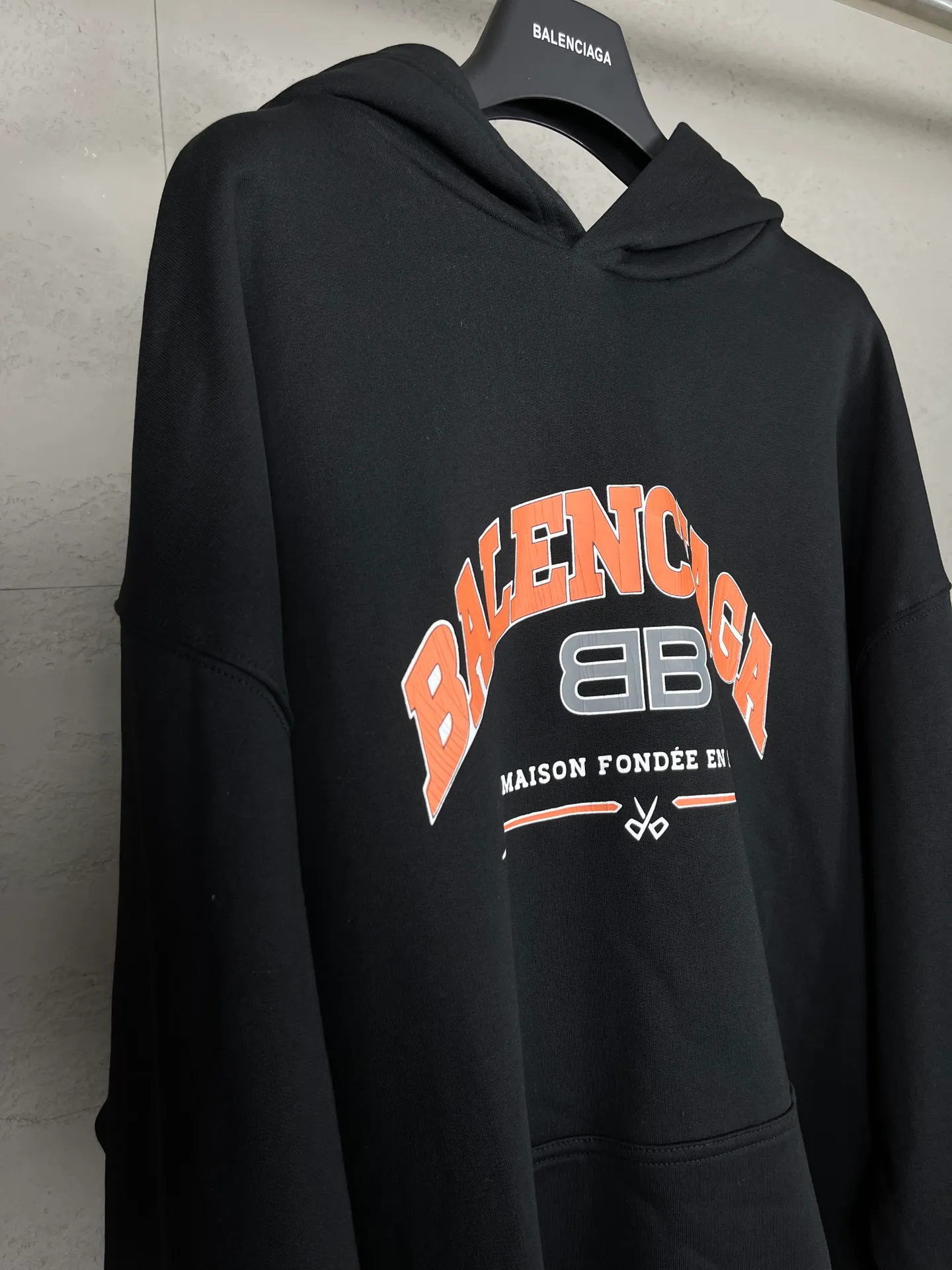 🅿️296 Actual pictures [Top version. Official website quality] BALENCI*GA/Paris. BB scissor LOGO printed split long-sleeved hooded sweatshirt ready-made. Brick cabinet synchronization. The fabric is made of Paris ZP custom-woven and dyed cotton sweatshirt. The weight is 450 grams, the cloth surface is clean. The cloth pattern is clear, soft and comfortable, and the thread is dyed with no color difference. The classic pattern is printed with environmentally friendly imported materials, straight cracks and cracked glue. Precision printing screen, the letters are clear and the effect is three-dimensional. Restore the brick cabinet. Different market currencies. Welcome to compare. The version adopts the OS loose shoulder version. The same style for men and women. Coding: BL238059 Color: Black Size: XS S M L