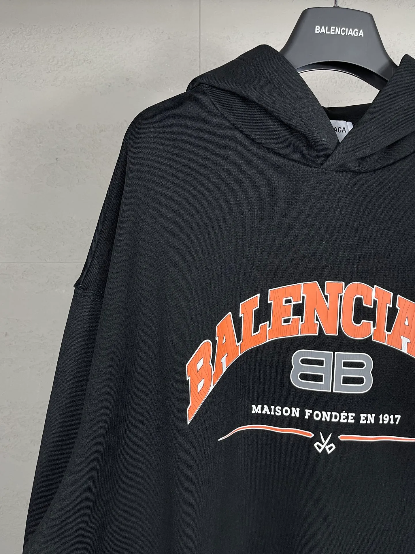🅿️296 Actual pictures [Top version. Official website quality] BALENCI*GA/Paris. BB scissor LOGO printed split long-sleeved hooded sweatshirt ready-made. Brick cabinet synchronization. The fabric is made of Paris ZP custom-woven and dyed cotton sweatshirt. The weight is 450 grams, the cloth surface is clean. The cloth pattern is clear, soft and comfortable, and the thread is dyed with no color difference. The classic pattern is printed with environmentally friendly imported materials, straight cracks and cracked glue. Precision printing screen, the letters are clear and the effect is three-dimensional. Restore the brick cabinet. Different market currencies. Welcome to compare. The version adopts the OS loose shoulder version. The same style for men and women. Coding: BL238059 Color: Black Size: XS S M L