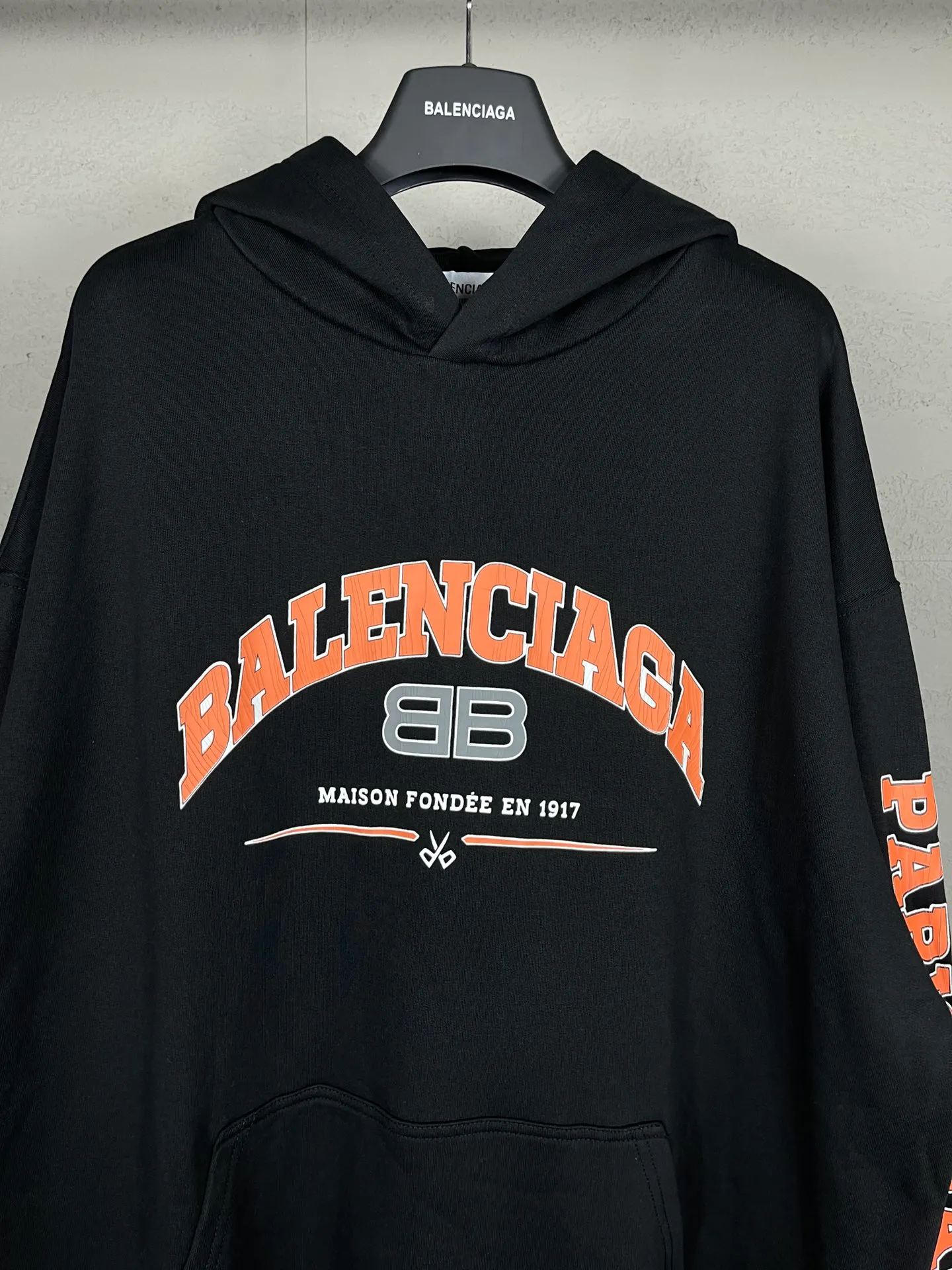 🅿️296 Actual pictures [Top version. Official website quality] BALENCI*GA/Paris. BB scissor LOGO printed split long-sleeved hooded sweatshirt ready-made. Brick cabinet synchronization. The fabric is made of Paris ZP custom-woven and dyed cotton sweatshirt. The weight is 450 grams, the cloth surface is clean. The cloth pattern is clear, soft and comfortable, and the thread is dyed with no color difference. The classic pattern is printed with environmentally friendly imported materials, straight cracks and cracked glue. Precision printing screen, the letters are clear and the effect is three-dimensional. Restore the brick cabinet. Different market currencies. Welcome to compare. The version adopts the OS loose shoulder version. The same style for men and women. Coding: BL238059 Color: Black Size: XS S M L