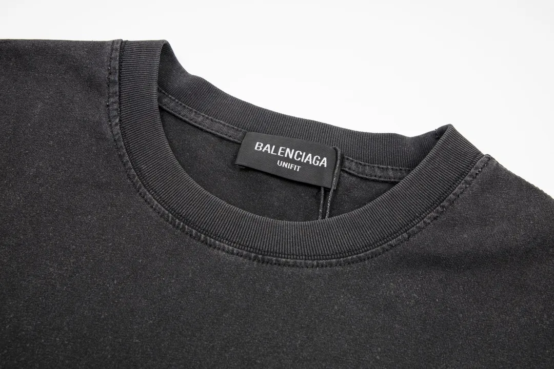 🅿️174 Detailed picture [Top version. Official website quality] BALENCI*GA/Paris#Classic letter embroidered short-sleeved T-shirt# The fabric is made of Paris ZP custom-woven and dyed cotton double yarn. Weighing 260 grams, the cloth surface is clean. The cloth pattern is clear, soft and comfortable. The color fastness is good. It is not easy to change color. The threads are dyed with no color difference. The classic pattern embroidery uses an imported embroidery machine, and the embroidery thread color is the original color. The letters are clear. The three-dimensional effect is strong. The embroidery is precise. Garments are washed in heavy water. Different market currencies, welcome to compare. The version adopts OS loose shoulder design. Same style for men and women. Code: BL223058 Color: washed black Size: XS S M L