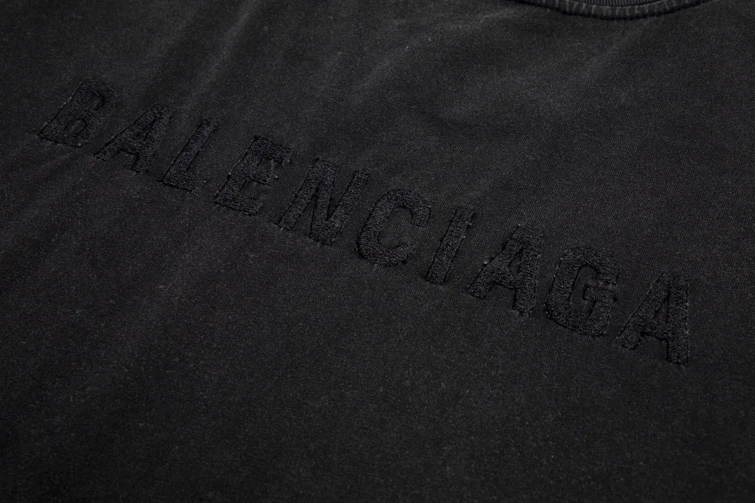 🅿️174 Detailed picture [Top version. Official website quality] BALENCI*GA/Paris#Classic letter embroidered short-sleeved T-shirt# The fabric is made of Paris ZP custom-woven and dyed cotton double yarn. Weighing 260 grams, the cloth surface is clean. The cloth pattern is clear, soft and comfortable. The color fastness is good. It is not easy to change color. The threads are dyed with no color difference. The classic pattern embroidery uses an imported embroidery machine, and the embroidery thread color is the original color. The letters are clear. The three-dimensional effect is strong. The embroidery is precise. Garments are washed in heavy water. Different market currencies, welcome to compare. The version adopts OS loose shoulder design. Same style for men and women. Code: BL223058 Color: washed black Size: XS S M L