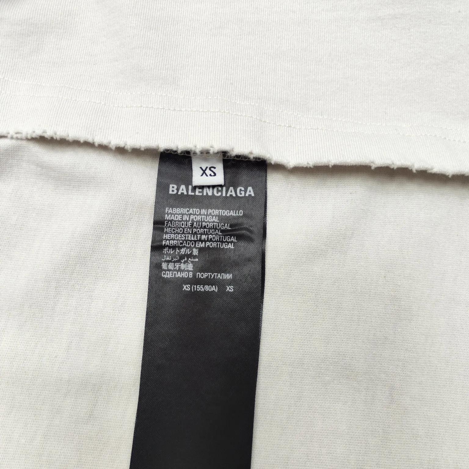 [New] Top version - BALENCIAGA - Bien foam printed round neck short sleeves, original development of custom-woven fabric technology and washed treatment. High gram weight 280 grams of fabric, full texture, clean cloth, soft and comfortable. Solona thread custom dyeing without color difference. Retro jersey fabric, unisex style, round neck short sleeves, front decorated with not been done art prints, destroyed washed fade effect, retro jersey fabric, using 15s fine cotton plain weave; matching 32s double yarn rack thread. Fine cotton fabrics usually have better moisture absorption, breathability, warmth retention and wear resistance, and are also softer and smoother. Vintage cotton fabric is a relatively thick cotton fabric with a retro-style tone, and has been carefully processed and processed to have excellent texture and performance. Due to fine processing, the fine cotton fabric is relatively light and thin, feels soft and comfortable, and fits the skin very well when worn. The front is decorated with not been done artwork printing, strong fastness anti-sublimation multi-color suede foam printing is a special printing process designed to provide high-strength printing effect and prevent color sublimation and diffusion. Made through precise formula and controlled process, it not only provides rich and full color effects, but also meets the fastness requirements, ensuring that it will not fade or be damaged easily. The foaming pulp has excellent foaming performance and can form a unique suede effect, which increases the softness and elasticity of the printing surface and makes the colors more vivid and layered. Drying and fixing are done through processes such as specific heating or UV curing. Make sure that the foaming pulp is tightly combined with the fabric to form a strong and elastic thin layer. High collar, oversize loose fit, oversize loose silhouette design, basic round neckline with dropped shoulder line, vertical pit woven code from top to bottom, collar, cuffs, and hem all have ruffles, and sleeve length is longer to highlight the details. The thickness of the ready-made garment is the same as the original version, and it is additionally shaped to make the upper body wider and not easily deformed. Color: pink black active white code number: XS-L P: 300