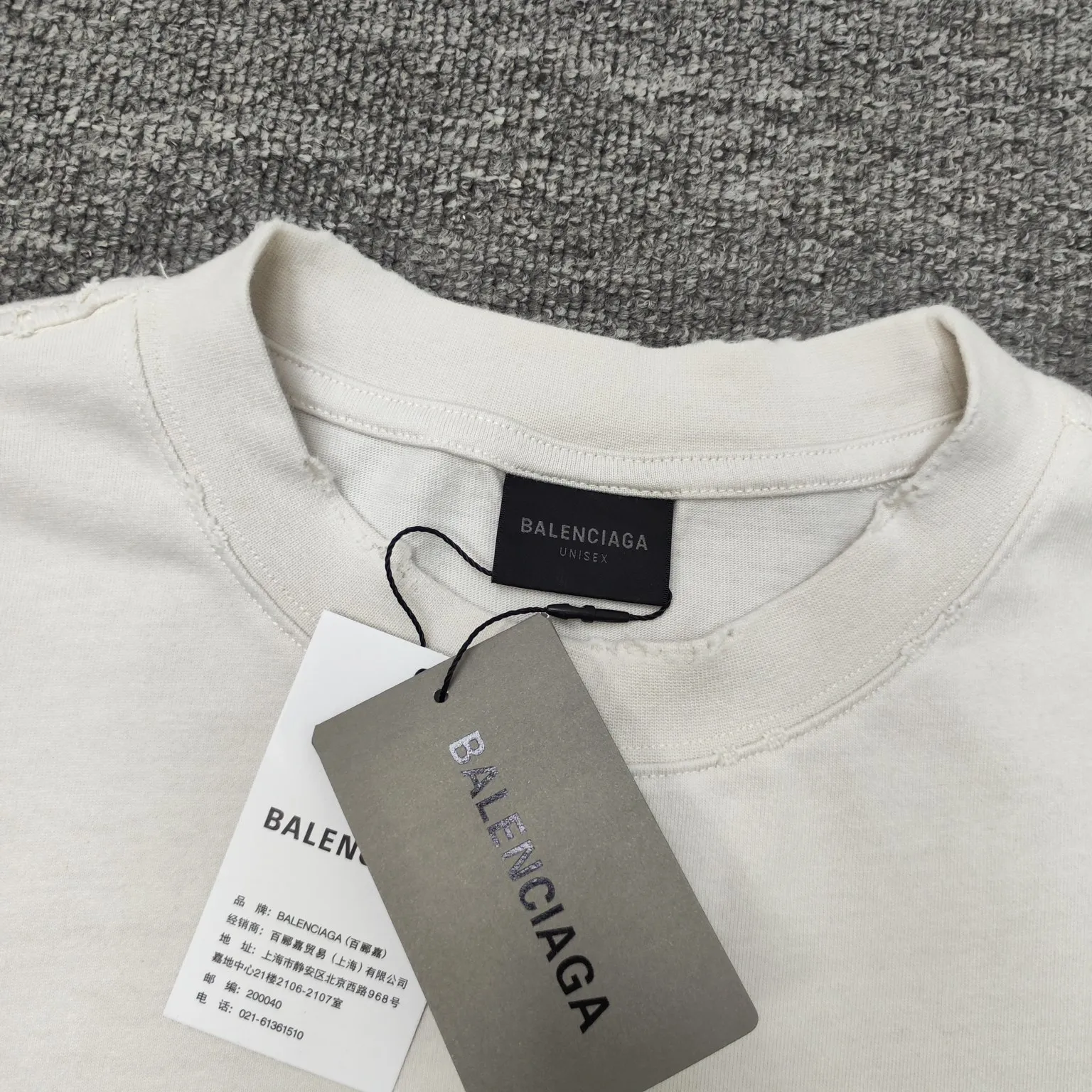 [New] Top version - BALENCIAGA - Bien foam printed round neck short sleeves, original development of custom-woven fabric technology and washed treatment. High gram weight 280 grams of fabric, full texture, clean cloth, soft and comfortable. Solona thread custom dyeing without color difference. Retro jersey fabric, unisex style, round neck short sleeves, front decorated with not been done art prints, destroyed washed fade effect, retro jersey fabric, using 15s fine cotton plain weave; matching 32s double yarn rack thread. Fine cotton fabrics usually have better moisture absorption, breathability, warmth retention and wear resistance, and are also softer and smoother. Vintage cotton fabric is a relatively thick cotton fabric with a retro-style tone, and has been carefully processed and processed to have excellent texture and performance. Due to fine processing, the fine cotton fabric is relatively light and thin, feels soft and comfortable, and fits the skin very well when worn. The front is decorated with not been done artwork printing, strong fastness anti-sublimation multi-color suede foam printing is a special printing process designed to provide high-strength printing effect and prevent color sublimation and diffusion. Made through precise formula and controlled process, it not only provides rich and full color effects, but also meets the fastness requirements, ensuring that it will not fade or be damaged easily. The foaming pulp has excellent foaming performance and can form a unique suede effect, which increases the softness and elasticity of the printing surface and makes the colors more vivid and layered. Drying and fixing are done through processes such as specific heating or UV curing. Make sure that the foaming pulp is tightly combined with the fabric to form a strong and elastic thin layer. High collar, oversize loose fit, oversize loose silhouette design, basic round neckline with dropped shoulder line, vertical pit woven code from top to bottom, collar, cuffs, and hem all have ruffles, and sleeve length is longer to highlight the details. The thickness of the ready-made garment is the same as the original version, and it is additionally shaped to make the upper body wider and not easily deformed. Color: pink black active white code number: XS-L P: 300