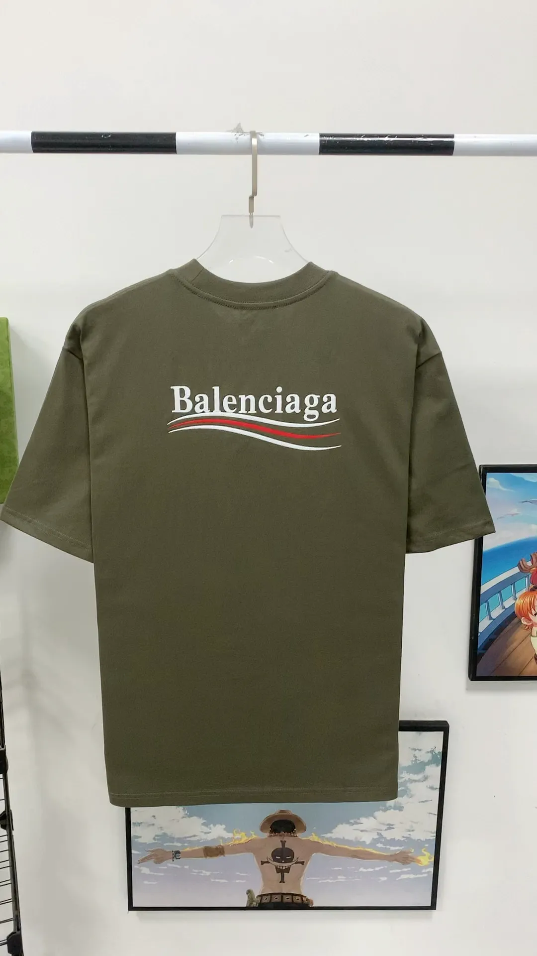 Real shot video on the back - [Launched] Top tested version BALENCIAGA 23SS male and female couple star same style pure cotton loose Cola Malone graffiti hole short-sleeved T-shirt. Customized 1:1 colorless dyed fabric. Matched thread. Double enzyme garment wash. Guaranteed to be durable and washable and not easy to deform. Imported machine water-based ink printing, delicate printing, like graffiti. Purely hand-washed, polished and aged! Comparable to yb, the quality is very different from the market version. If you know the goods, please compare. The fabric is made of 280g double-ply double-yarn plain cotton loose fabric. It feels smooth, loose, breathable and full of drape. Color: Army Green Size: XS-L P:270