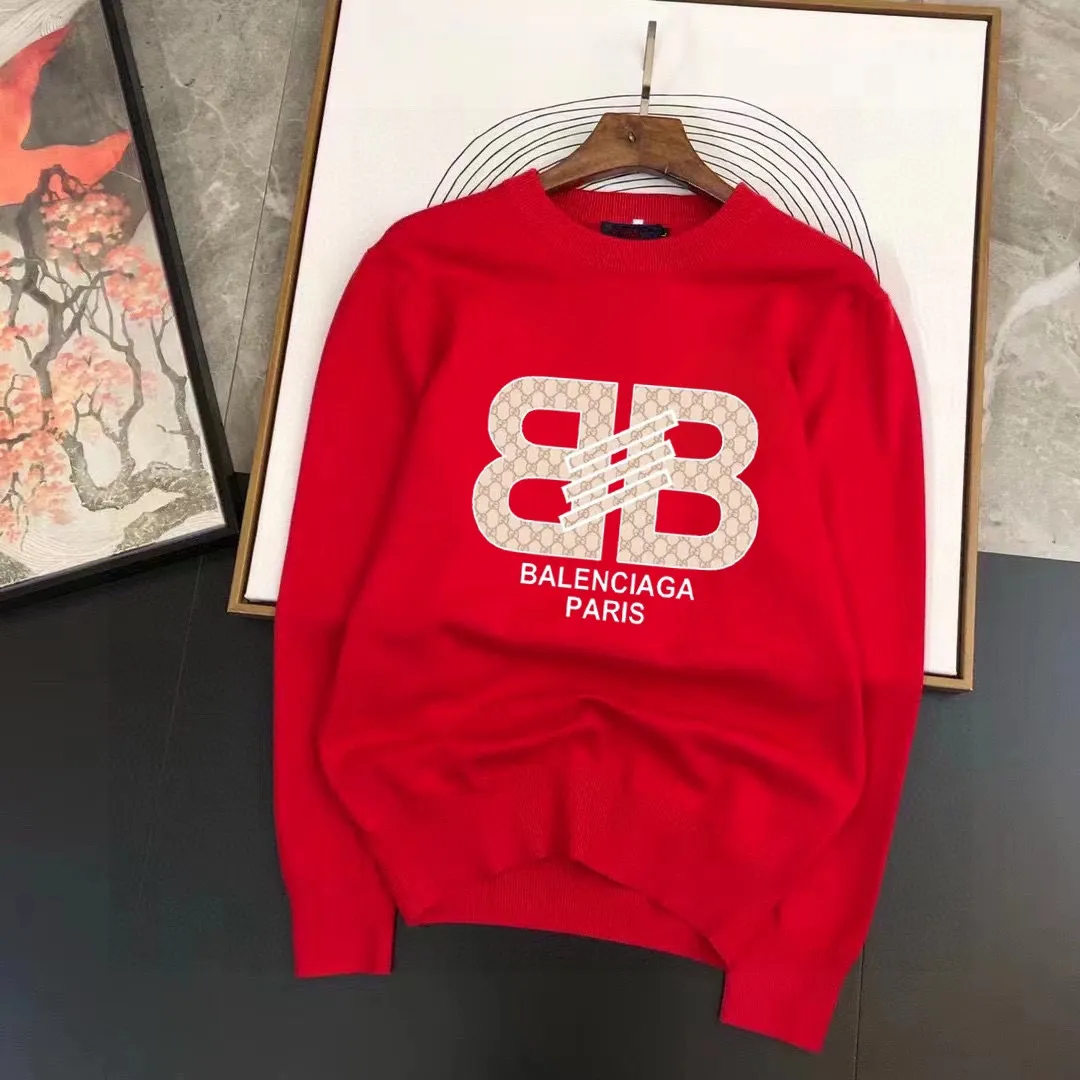 🅿️240 【BALENCIAGA】Autumn and winter classic round neck pullover sweater, in full condition! ! ! Wool blended fabric, the latest model in 2025, golden ratio! ! Slim-fitting soft gold, versatile and practical item, the combination and practicality are extremely powerful, simple and elegant, and classy! To create your own style, it is highly recommended to buy it in two colors. The standard slim fit tailoring process is suitable for both young and old men. It is knitted from wool and will not cause any discomfort! While keeping warm, it is stylish, textured and wearable, and the classic logo with contrasting colors on the chest feels in place! ! Recommended for regular customers! ! Size M-3XL (maximum wear: 190 pounds)