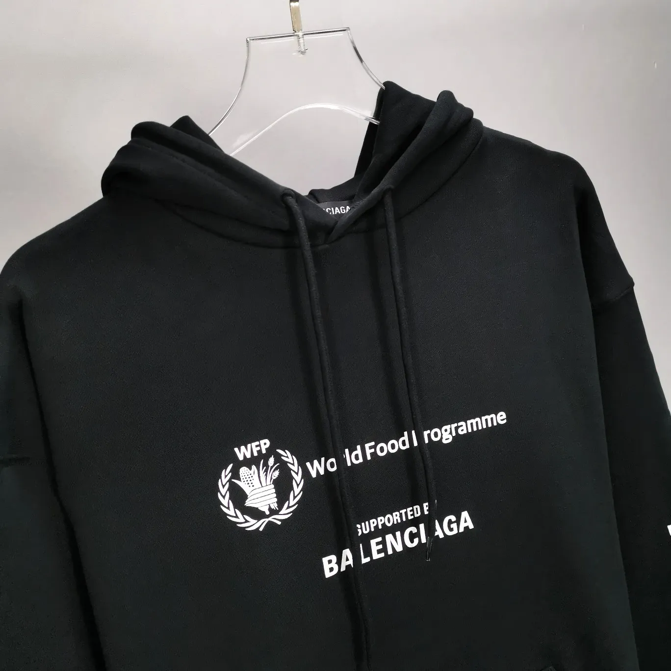 Top quality Balenciaga Balenciaga 22SS new WFP World Food Agency male and female couple celebrity autumn and winter pure cotton hooded sweatshirt. The fabric is made of 480 grams of pure cotton terry material. It does not pill and feels very good. It has been printed and dressed up dozens of times in order to achieve a 1:1 effect. All imported slurries are used. Proportional foaming powder is added to the slurry to foam at high temperatures. The printing convex effect is very good, and the powder does not fall off or break. The front and rear panels are washable and environmentally friendly. The entire printing process takes a long time. The hem and cuffs are all customized threads. There is no error in dyeing in the same vat. The workmanship is perfect. The accessories are all customized. This year’s market hot trend has many Internet celebrities. The top is very trendy. The same style for men and women. OverSzie version. Color: Black White Size: XS-L P:450