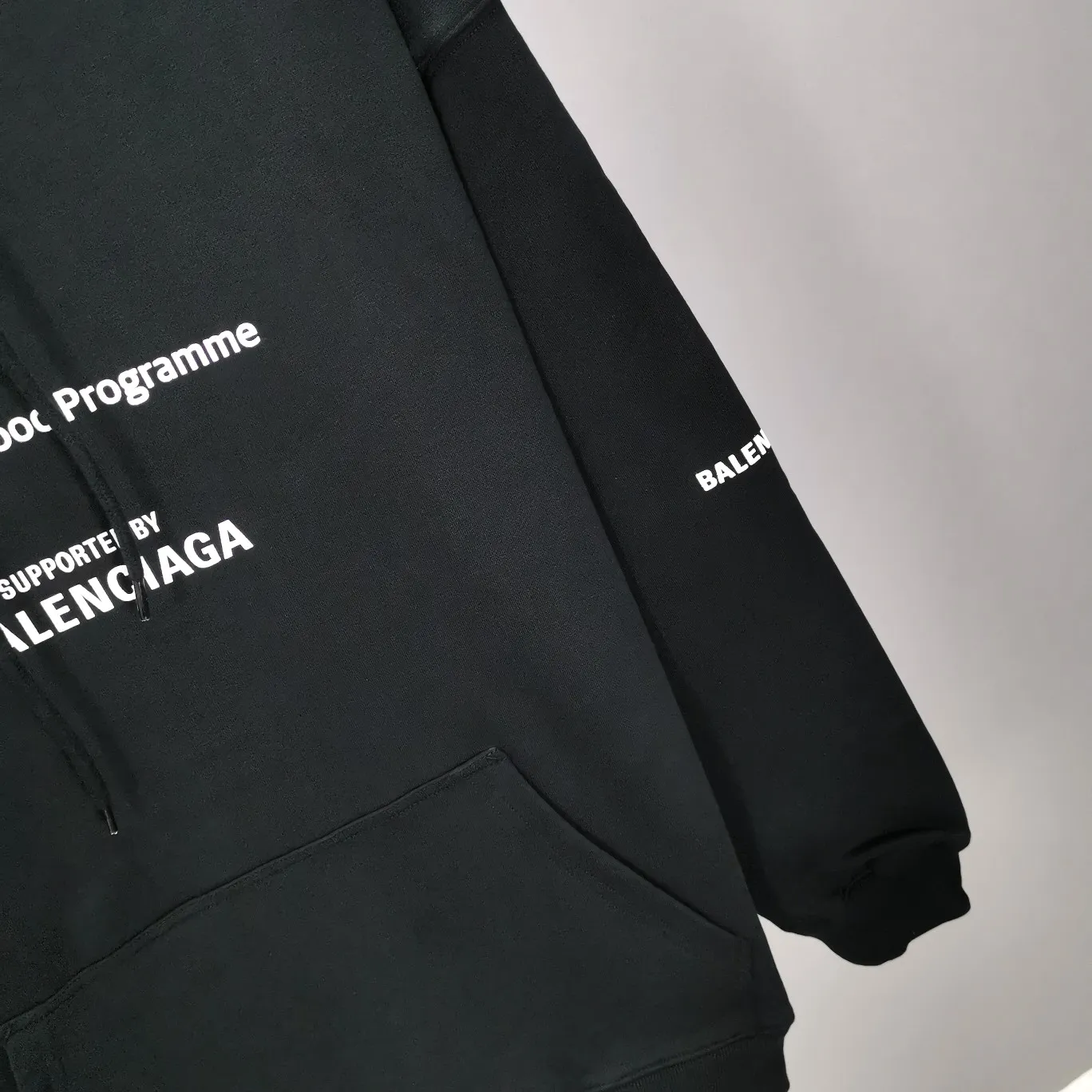 Top quality Balenciaga Balenciaga 22SS new WFP World Food Agency male and female couple celebrity autumn and winter pure cotton hooded sweatshirt. The fabric is made of 480 grams of pure cotton terry material. It does not pill and feels very good. It has been printed and dressed up dozens of times in order to achieve a 1:1 effect. All imported slurries are used. Proportional foaming powder is added to the slurry to foam at high temperatures. The printing convex effect is very good, and the powder does not fall off or break. The front and rear panels are washable and environmentally friendly. The entire printing process takes a long time. The hem and cuffs are all customized threads. There is no error in dyeing in the same vat. The workmanship is perfect. The accessories are all customized. This year’s market hot trend has many Internet celebrities. The top is very trendy. The same style for men and women. OverSzie version. Color: Black White Size: XS-L P:450