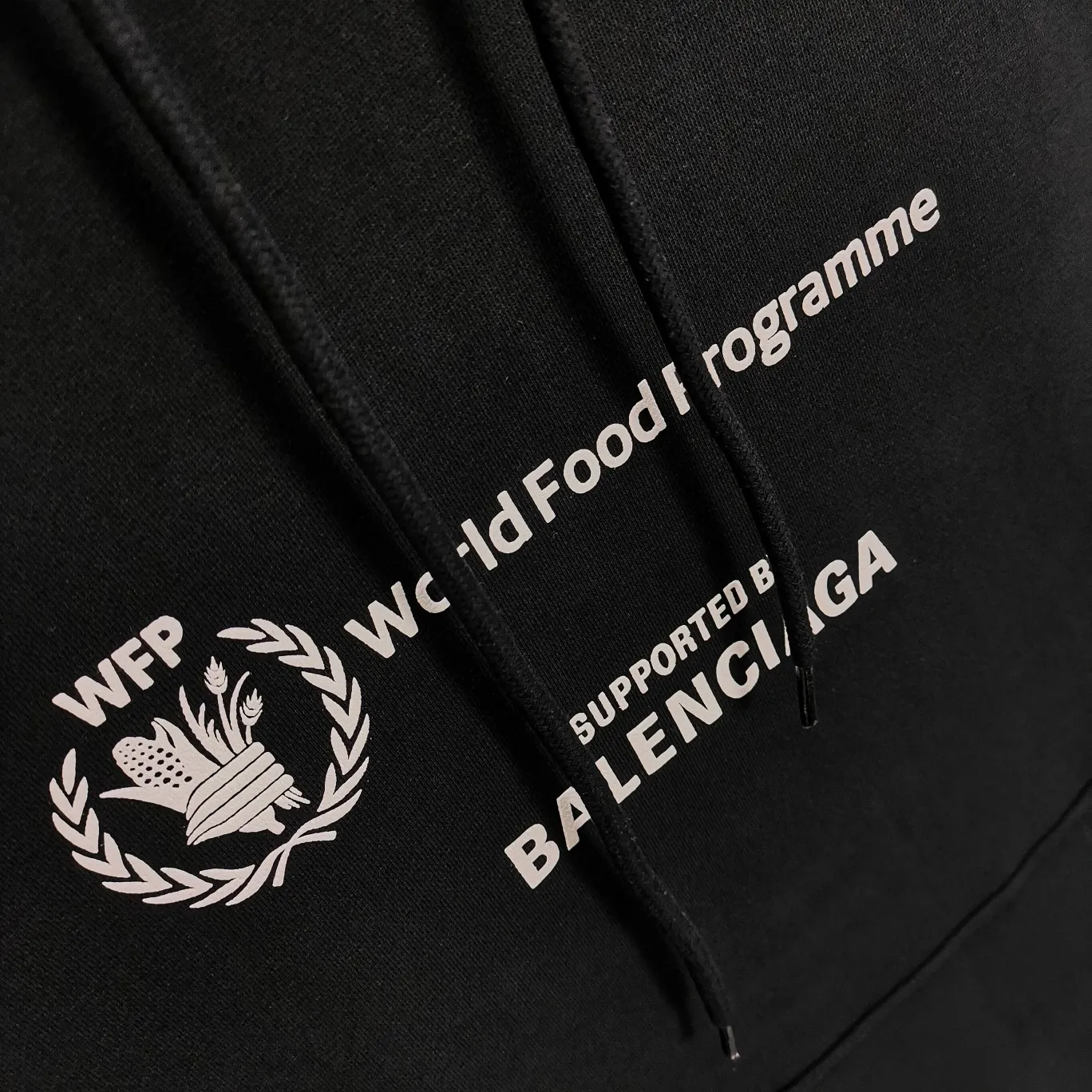 Top quality Balenciaga Balenciaga 22SS new WFP World Food Agency male and female couple celebrity autumn and winter pure cotton hooded sweatshirt. The fabric is made of 480 grams of pure cotton terry material. It does not pill and feels very good. It has been printed and dressed up dozens of times in order to achieve a 1:1 effect. All imported slurries are used. Proportional foaming powder is added to the slurry to foam at high temperatures. The printing convex effect is very good, and the powder does not fall off or break. The front and rear panels are washable and environmentally friendly. The entire printing process takes a long time. The hem and cuffs are all customized threads. There is no error in dyeing in the same vat. The workmanship is perfect. The accessories are all customized. This year’s market hot trend has many Internet celebrities. The top is very trendy. The same style for men and women. OverSzie version. Color: Black White Size: XS-L P:450