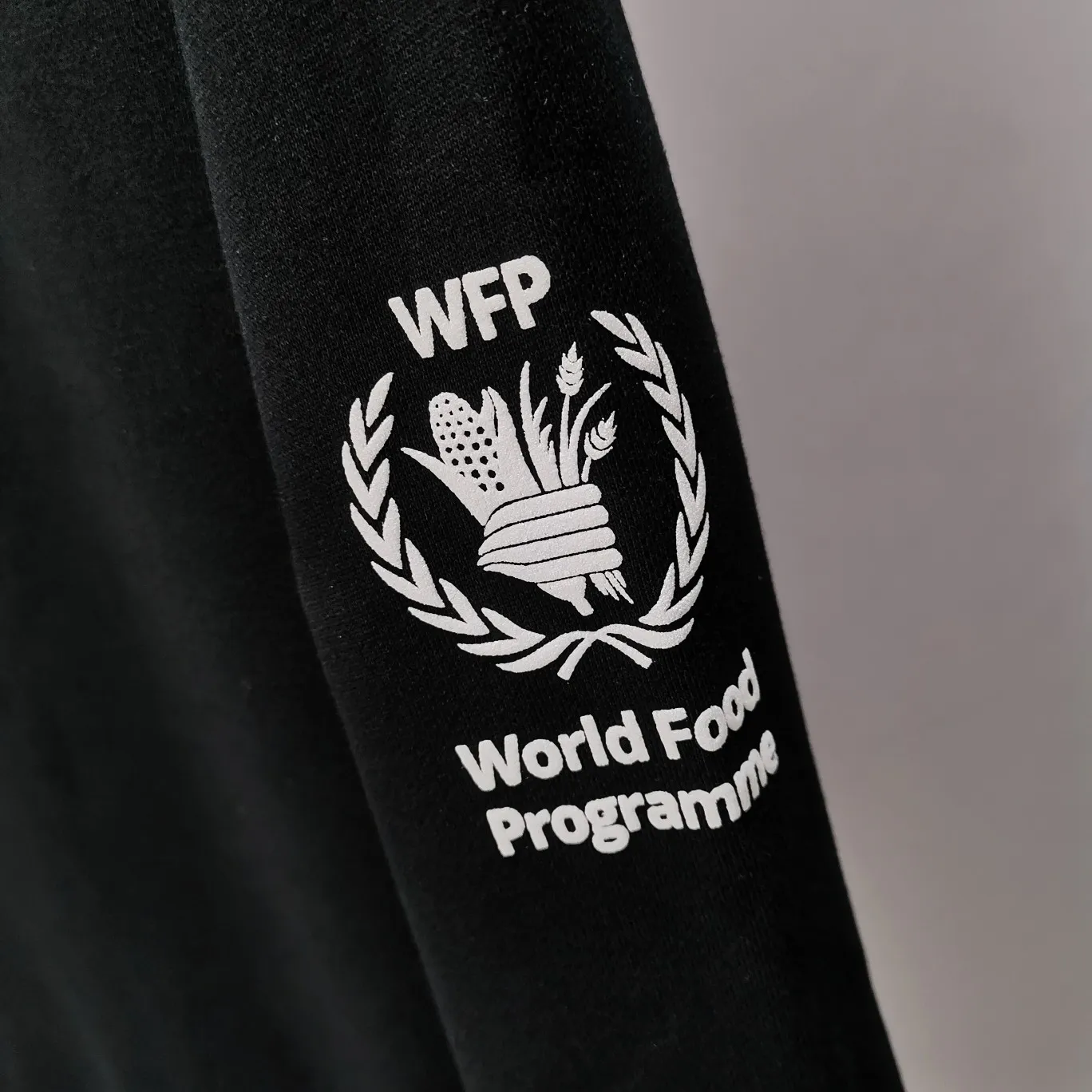 Top quality Balenciaga Balenciaga 22SS new WFP World Food Agency male and female couple celebrity autumn and winter pure cotton hooded sweatshirt. The fabric is made of 480 grams of pure cotton terry material. It does not pill and feels very good. It has been printed and dressed up dozens of times in order to achieve a 1:1 effect. All imported slurries are used. Proportional foaming powder is added to the slurry to foam at high temperatures. The printing convex effect is very good, and the powder does not fall off or break. The front and rear panels are washable and environmentally friendly. The entire printing process takes a long time. The hem and cuffs are all customized threads. There is no error in dyeing in the same vat. The workmanship is perfect. The accessories are all customized. This year’s market hot trend has many Internet celebrities. The top is very trendy. The same style for men and women. OverSzie version. Color: Black White Size: XS-L P:450