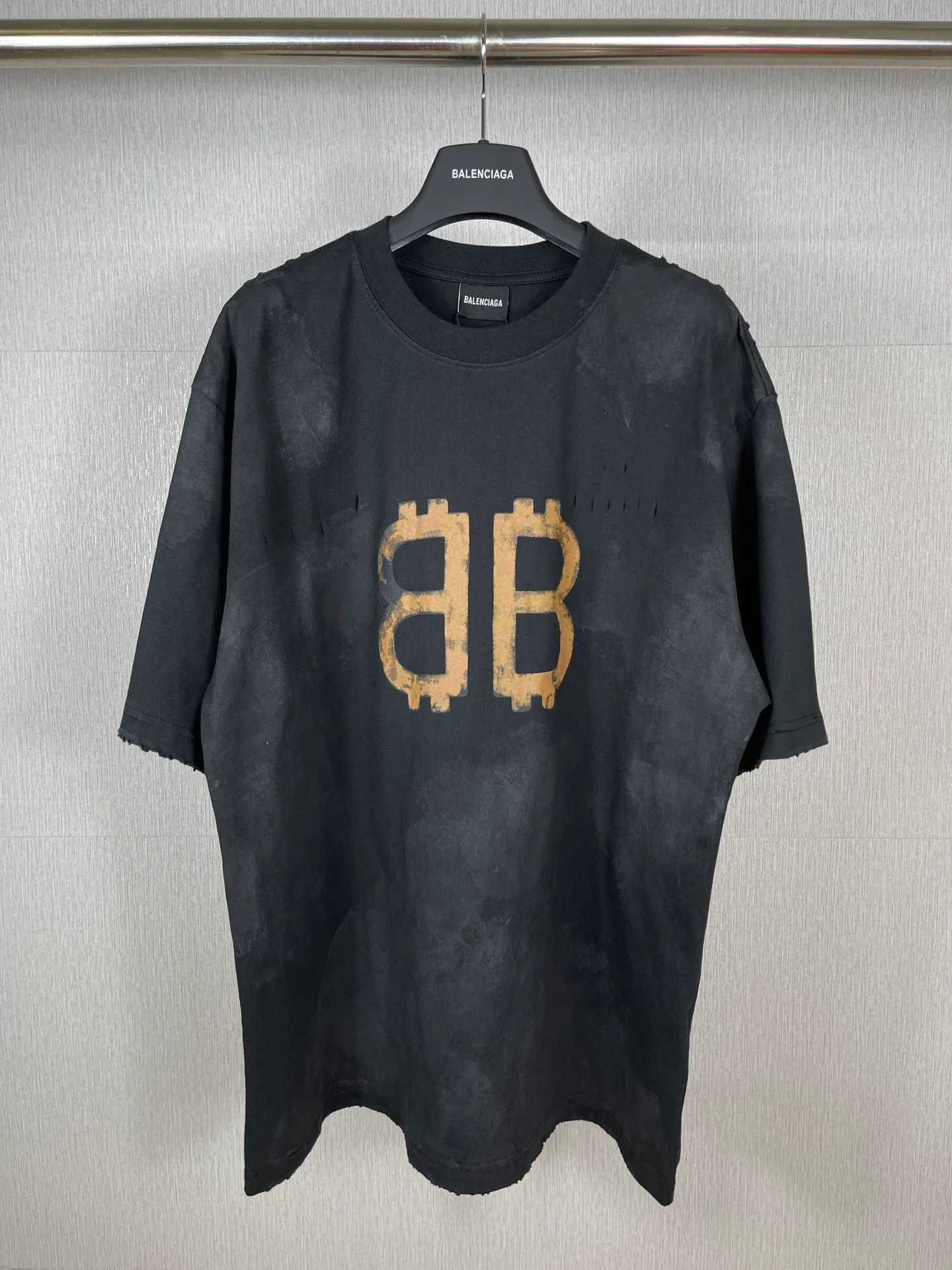 🅿️200 real photos [Top version. Official website quality] BALENCI*GA/Paris. 2023 latest mud hand-painted worn distressed short-sleeved T-shirt. Brick cabinet synchronization. ⚠️Difference in market currency. YB development. Color system is black and blue. Worn. Hand-painted consistent with ZP,‼ ️The fabric is made of Paris ZP custom-woven and dyed 100% double yarn compact cotton. The weight is 260 grams. The cloth surface is clean. The cloth pattern is clear, soft and comfortable. The threads are dyed with no color difference. Ready-made garments are hand-painted, worn, and distressed, with heavy craftsmanship. Comparisons welcome. The version adopts OS loose shoulder design. Same style for men and women. Code: BL223202 Color: black blue, off-white, smoky gray, royal blue. Size: XS to L