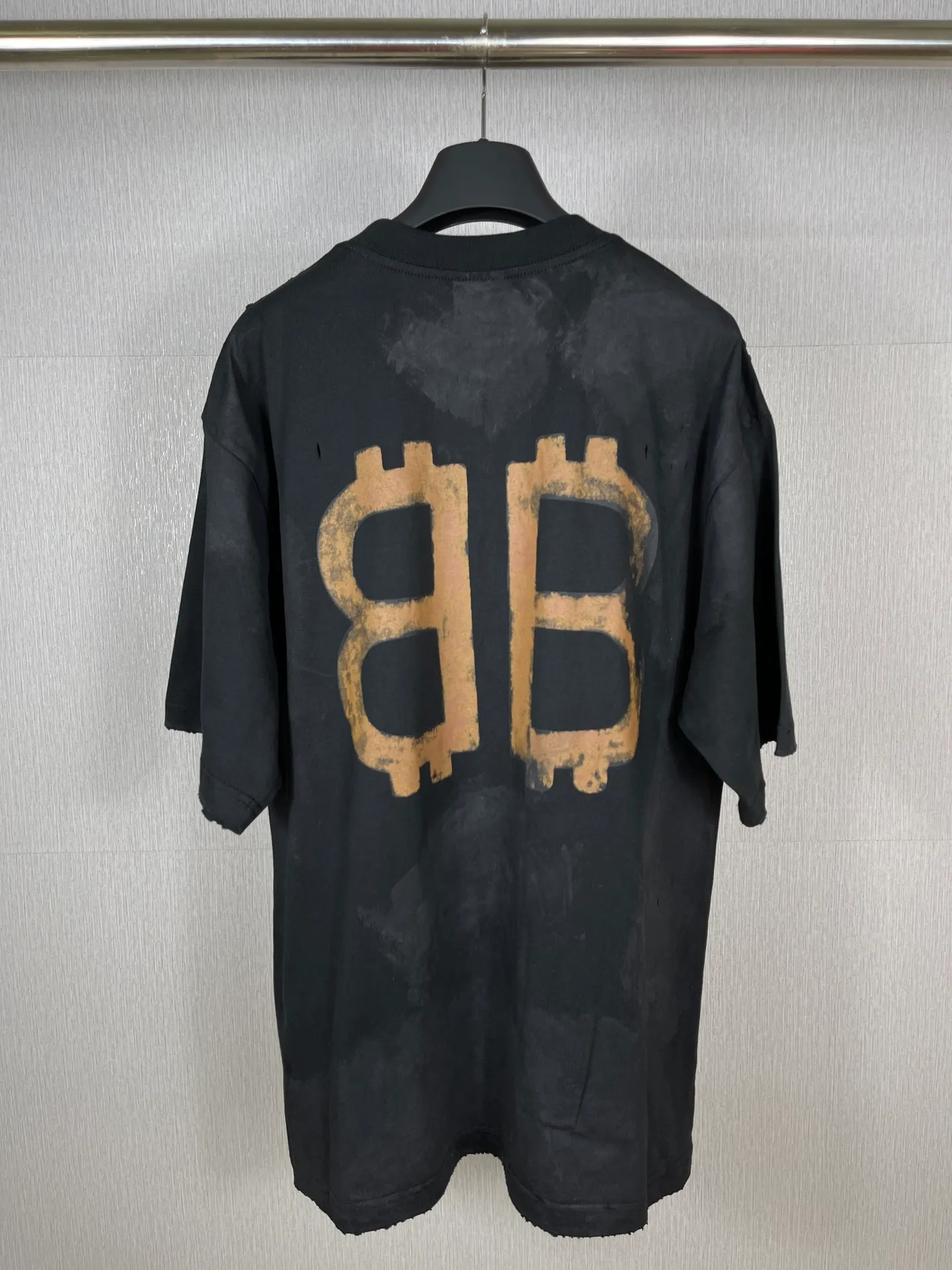 🅿️200 real photos [Top version. Official website quality] BALENCI*GA/Paris. 2023 latest mud hand-painted worn distressed short-sleeved T-shirt. Brick cabinet synchronization. ⚠️Difference in market currency. YB development. Color system is black and blue. Worn. Hand-painted consistent with ZP,‼ ️The fabric is made of Paris ZP custom-woven and dyed 100% double yarn compact cotton. The weight is 260 grams. The cloth surface is clean. The cloth pattern is clear, soft and comfortable. The threads are dyed with no color difference. Ready-made garments are hand-painted, worn, and distressed, with heavy craftsmanship. Comparisons welcome. The version adopts OS loose shoulder design. Same style for men and women. Code: BL223202 Color: black blue, off-white, smoky gray, royal blue. Size: XS to L