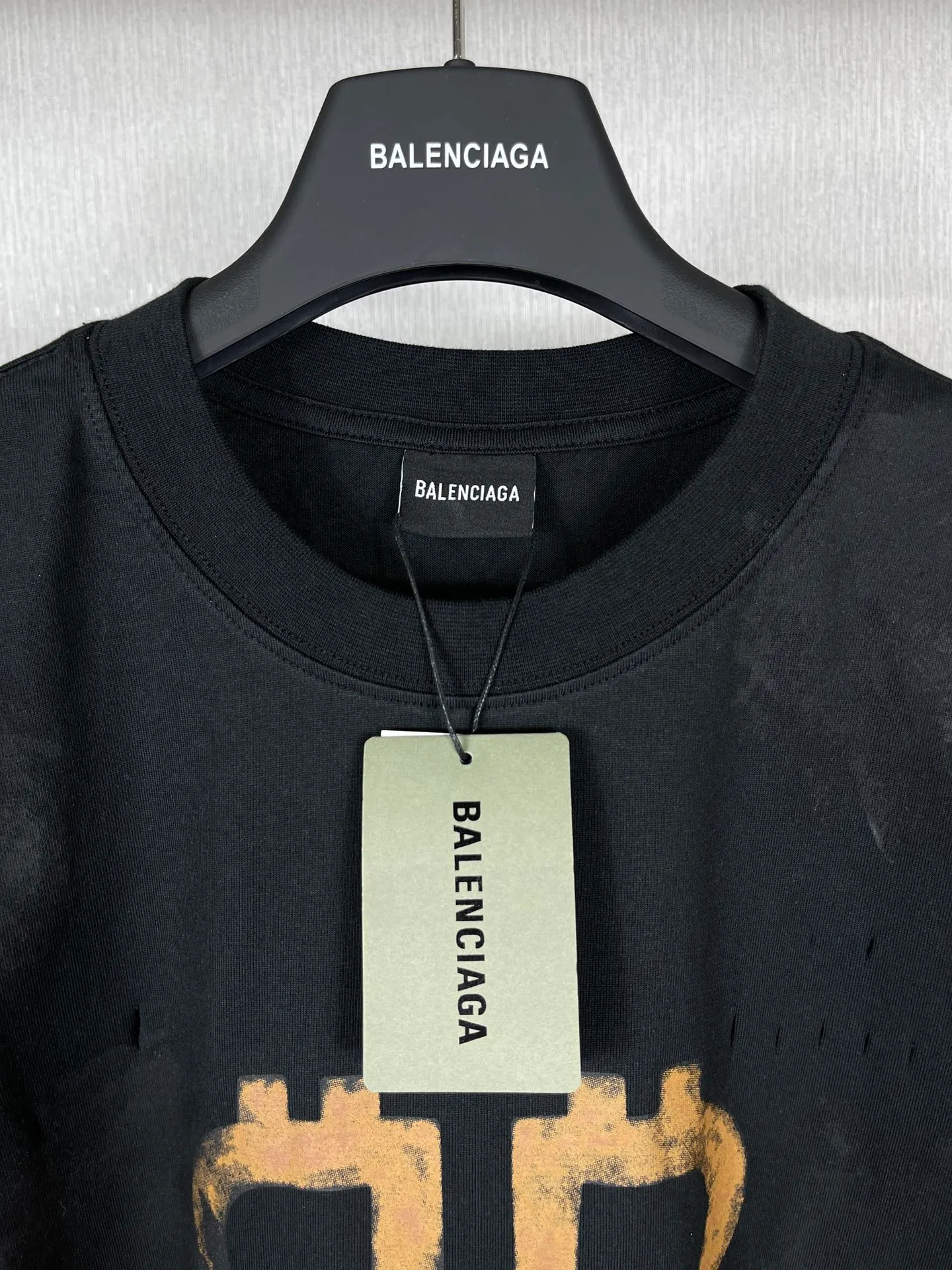 🅿️200 real photos [Top version. Official website quality] BALENCI*GA/Paris. 2023 latest mud hand-painted worn distressed short-sleeved T-shirt. Brick cabinet synchronization. ⚠️Difference in market currency. YB development. Color system is black and blue. Worn. Hand-painted consistent with ZP,‼ ️The fabric is made of Paris ZP custom-woven and dyed 100% double yarn compact cotton. The weight is 260 grams. The cloth surface is clean. The cloth pattern is clear, soft and comfortable. The threads are dyed with no color difference. Ready-made garments are hand-painted, worn, and distressed, with heavy craftsmanship. Comparisons welcome. The version adopts OS loose shoulder design. Same style for men and women. Code: BL223202 Color: black blue, off-white, smoky gray, royal blue. Size: XS to L