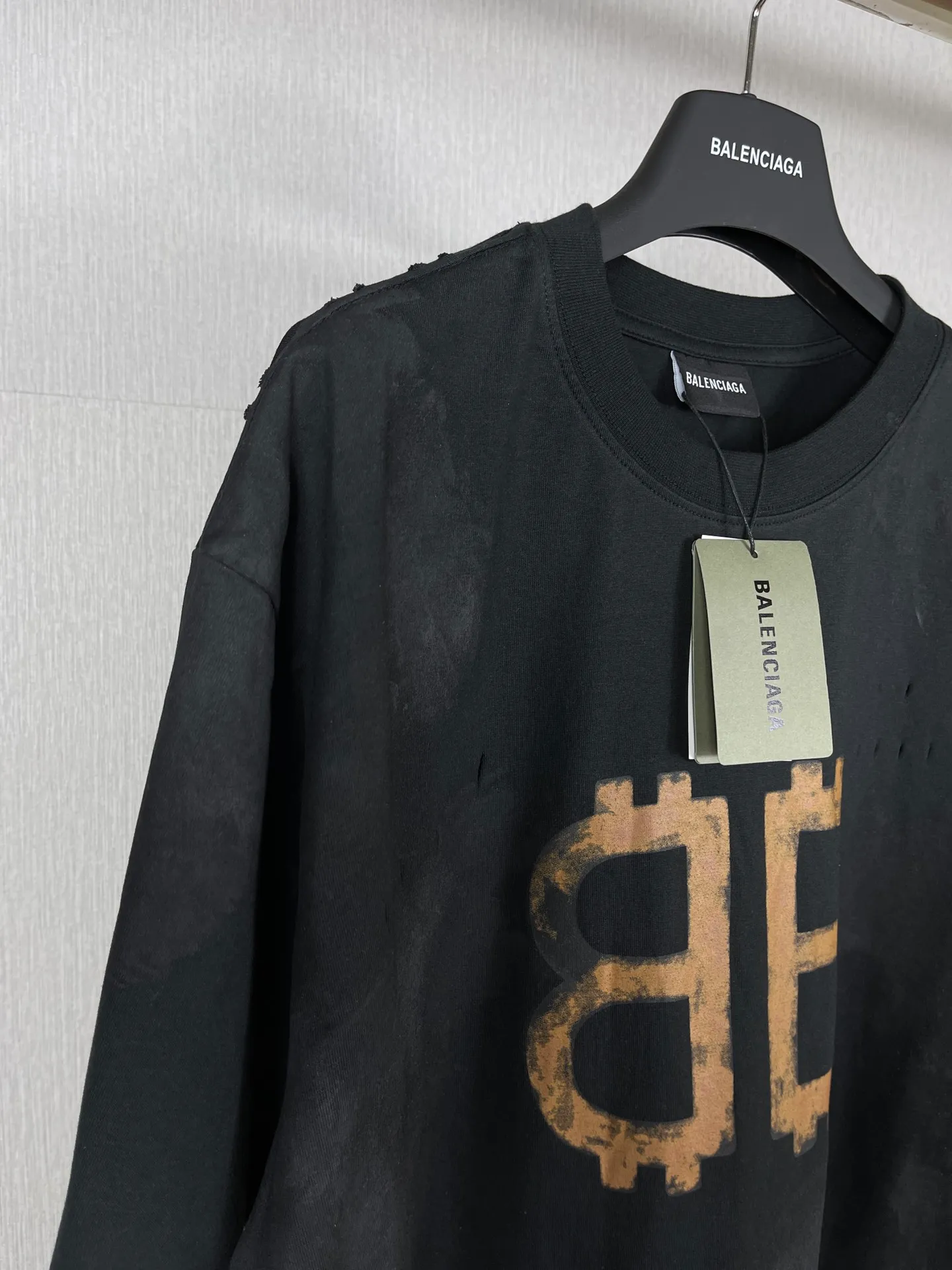 🅿️200 real photos [Top version. Official website quality] BALENCI*GA/Paris. 2023 latest mud hand-painted worn distressed short-sleeved T-shirt. Brick cabinet synchronization. ⚠️Difference in market currency. YB development. Color system is black and blue. Worn. Hand-painted consistent with ZP,‼ ️The fabric is made of Paris ZP custom-woven and dyed 100% double yarn compact cotton. The weight is 260 grams. The cloth surface is clean. The cloth pattern is clear, soft and comfortable. The threads are dyed with no color difference. Ready-made garments are hand-painted, worn, and distressed, with heavy craftsmanship. Comparisons welcome. The version adopts OS loose shoulder design. Same style for men and women. Code: BL223202 Color: black blue, off-white, smoky gray, royal blue. Size: XS to L