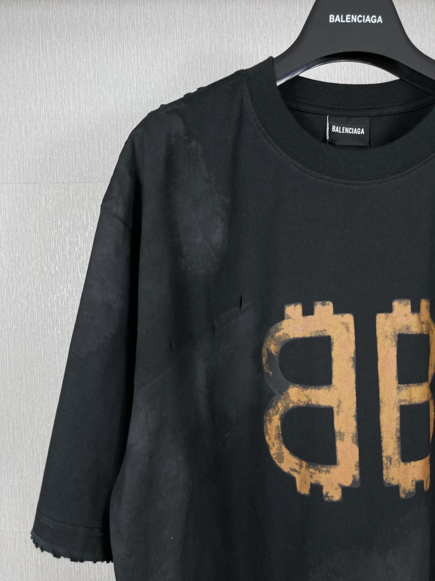 🅿️200 real photos [Top version. Official website quality] BALENCI*GA/Paris. 2023 latest mud hand-painted worn distressed short-sleeved T-shirt. Brick cabinet synchronization. ⚠️Difference in market currency. YB development. Color system is black and blue. Worn. Hand-painted consistent with ZP,‼ ️The fabric is made of Paris ZP custom-woven and dyed 100% double yarn compact cotton. The weight is 260 grams. The cloth surface is clean. The cloth pattern is clear, soft and comfortable. The threads are dyed with no color difference. Ready-made garments are hand-painted, worn, and distressed, with heavy craftsmanship. Comparisons welcome. The version adopts OS loose shoulder design. Same style for men and women. Code: BL223202 Color: black blue, off-white, smoky gray, royal blue. Size: XS to L