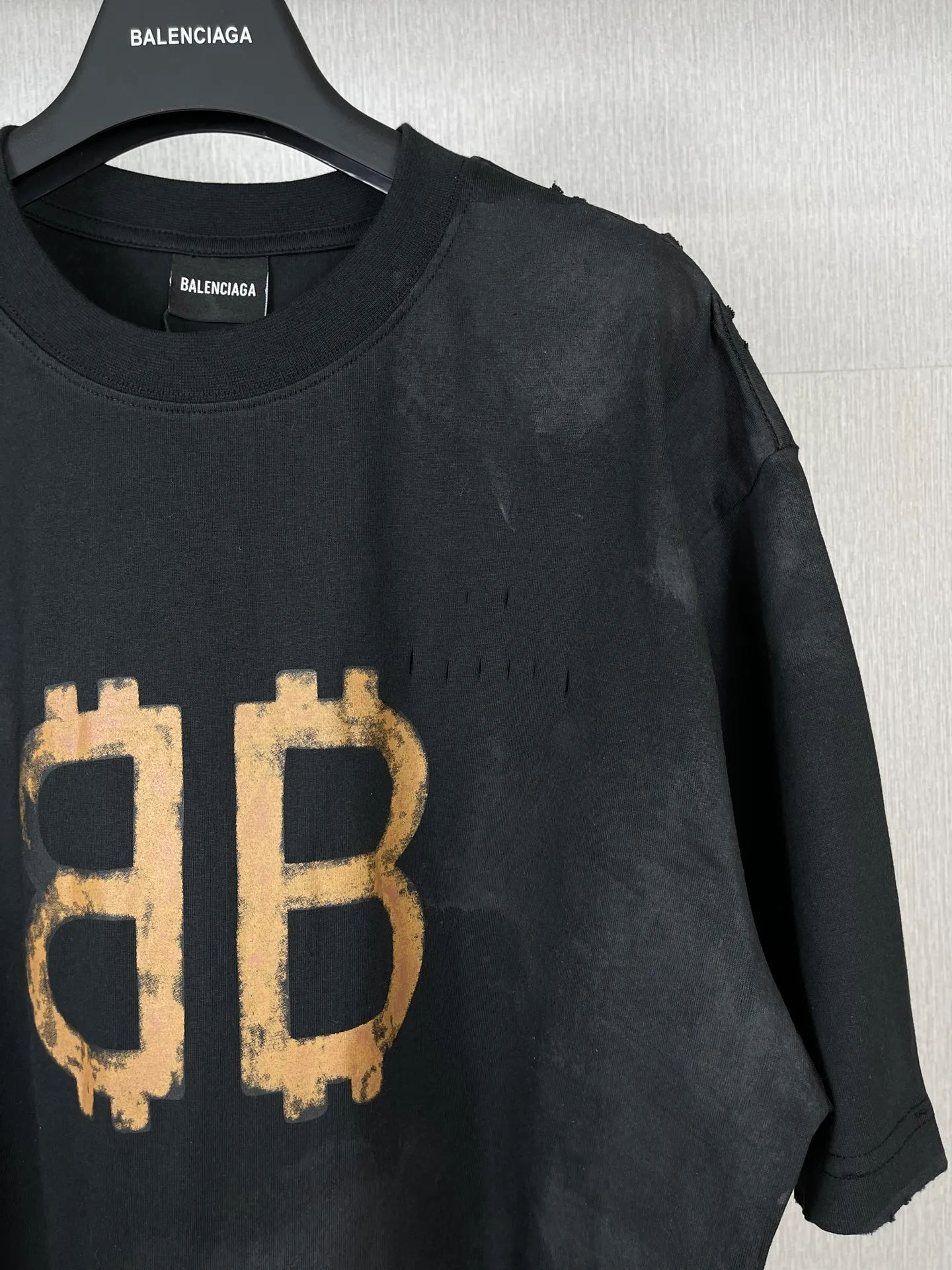🅿️200 real photos [Top version. Official website quality] BALENCI*GA/Paris. 2023 latest mud hand-painted worn distressed short-sleeved T-shirt. Brick cabinet synchronization. ⚠️Difference in market currency. YB development. Color system is black and blue. Worn. Hand-painted consistent with ZP,‼ ️The fabric is made of Paris ZP custom-woven and dyed 100% double yarn compact cotton. The weight is 260 grams. The cloth surface is clean. The cloth pattern is clear, soft and comfortable. The threads are dyed with no color difference. Ready-made garments are hand-painted, worn, and distressed, with heavy craftsmanship. Comparisons welcome. The version adopts OS loose shoulder design. Same style for men and women. Code: BL223202 Color: black blue, off-white, smoky gray, royal blue. Size: XS to L