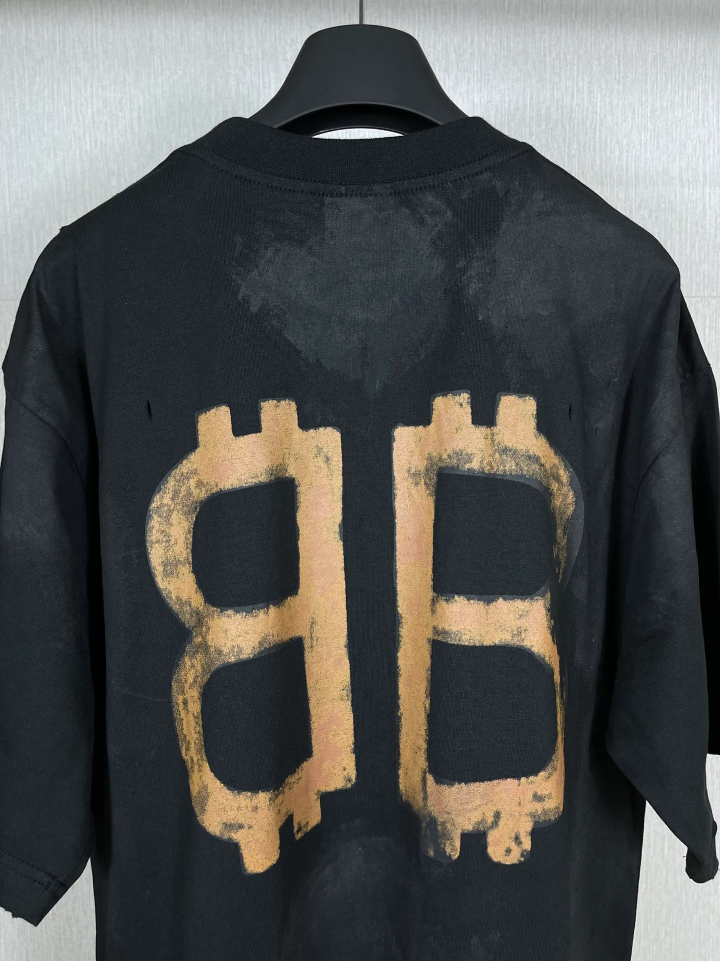 🅿️200 real photos [Top version. Official website quality] BALENCI*GA/Paris. 2023 latest mud hand-painted worn distressed short-sleeved T-shirt. Brick cabinet synchronization. ⚠️Difference in market currency. YB development. Color system is black and blue. Worn. Hand-painted consistent with ZP,‼ ️The fabric is made of Paris ZP custom-woven and dyed 100% double yarn compact cotton. The weight is 260 grams. The cloth surface is clean. The cloth pattern is clear, soft and comfortable. The threads are dyed with no color difference. Ready-made garments are hand-painted, worn, and distressed, with heavy craftsmanship. Comparisons welcome. The version adopts OS loose shoulder design. Same style for men and women. Code: BL223202 Color: black blue, off-white, smoky gray, royal blue. Size: XS to L