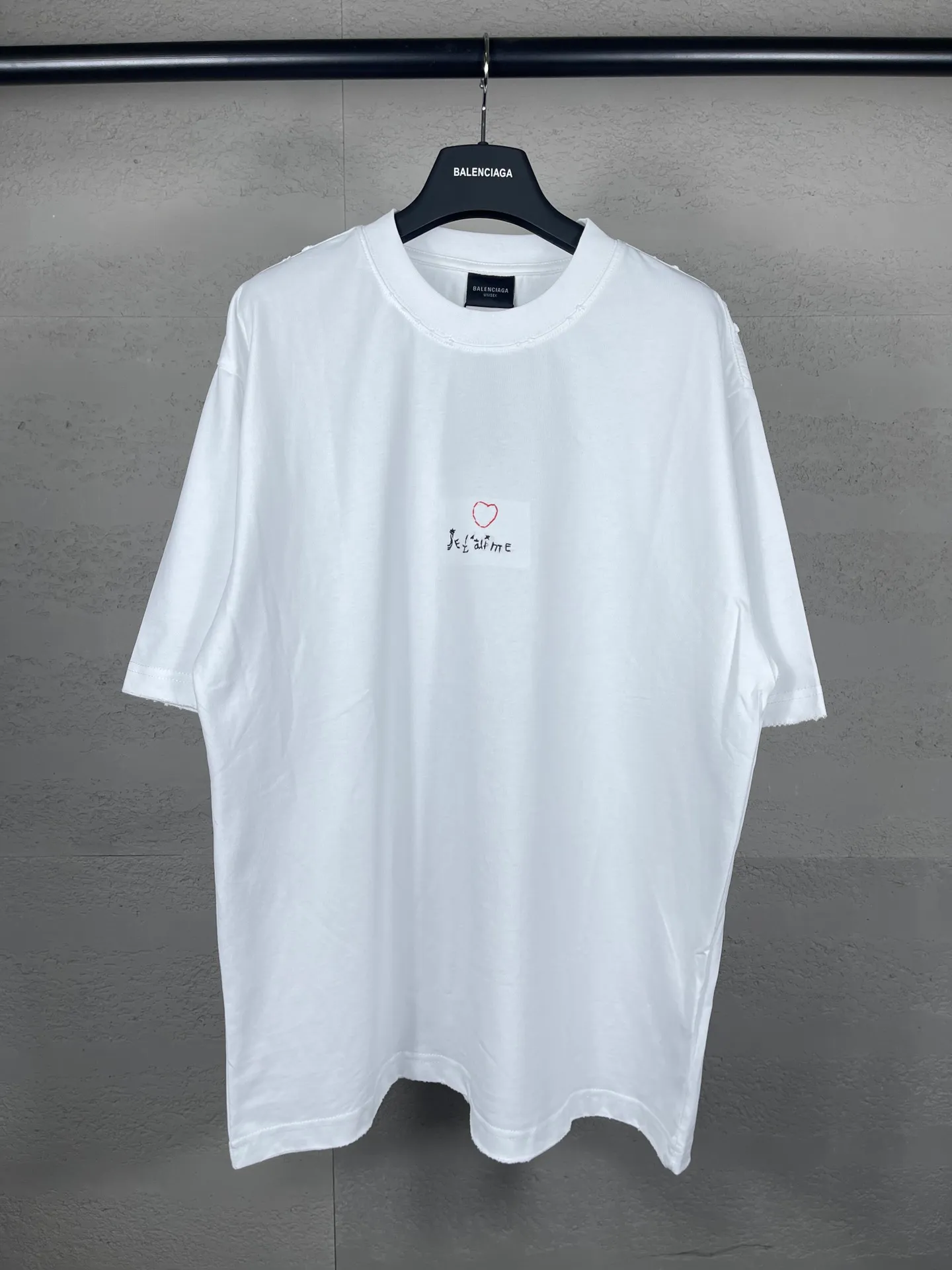 🅿️170 real photos [Top version. Official website quality] BALENCI*GA/Paris BALENCI*GA#Valentine's Day. The latest Chinese Valentine's Day limited edition, love embroidered washed and distressed short-sleeved T-shirt brick cabinet synchronization. The fabric is made of Paris ZP custom-woven and dyed cotton double yarn. The weight is 260 grams. The cloth surface is clean. The cloth pattern is clear. Soft and comfortable. Good color fastness. Not easy to change color. The threads are woven and dyed with no color difference. The front and back embroidery is embroidered with an embroidery machine imported from Tajima. The effect is three-dimensional and the garment is distressed. The version adopts OS loose shoulder design. Same style for men and women. Code: BL233306 Color: black. White, red Size: XS to L