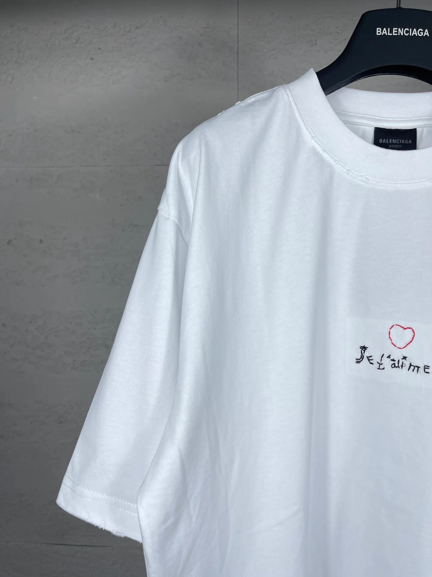 🅿️170 real photos [Top version. Official website quality] BALENCI*GA/Paris BALENCI*GA#Valentine's Day. The latest Chinese Valentine's Day limited edition, love embroidered washed and distressed short-sleeved T-shirt brick cabinet synchronization. The fabric is made of Paris ZP custom-woven and dyed cotton double yarn. The weight is 260 grams. The cloth surface is clean. The cloth pattern is clear. Soft and comfortable. Good color fastness. Not easy to change color. The threads are woven and dyed with no color difference. The front and back embroidery is embroidered with an embroidery machine imported from Tajima. The effect is three-dimensional and the garment is distressed. The version adopts OS loose shoulder design. Same style for men and women. Code: BL233306 Color: black. White, red Size: XS to L