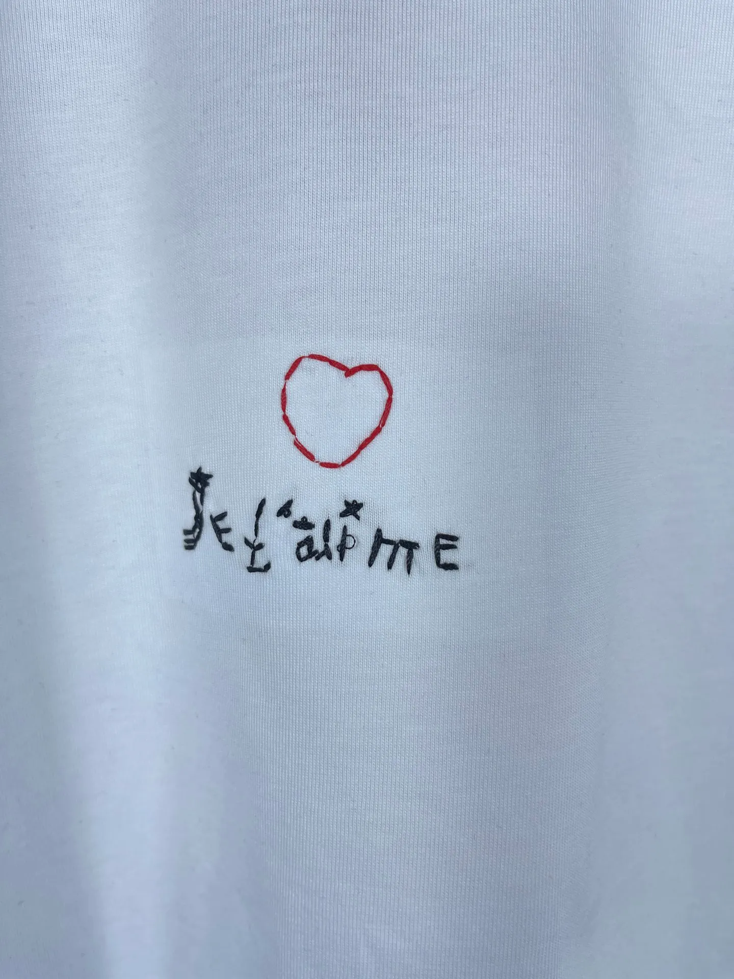 🅿️170 real photos [Top version. Official website quality] BALENCI*GA/Paris BALENCI*GA#Valentine's Day. The latest Chinese Valentine's Day limited edition, love embroidered washed and distressed short-sleeved T-shirt brick cabinet synchronization. The fabric is made of Paris ZP custom-woven and dyed cotton double yarn. The weight is 260 grams. The cloth surface is clean. The cloth pattern is clear. Soft and comfortable. Good color fastness. Not easy to change color. The threads are woven and dyed with no color difference. The front and back embroidery is embroidered with an embroidery machine imported from Tajima. The effect is three-dimensional and the garment is distressed. The version adopts OS loose shoulder design. Same style for men and women. Code: BL233306 Color: black. White, red Size: XS to L