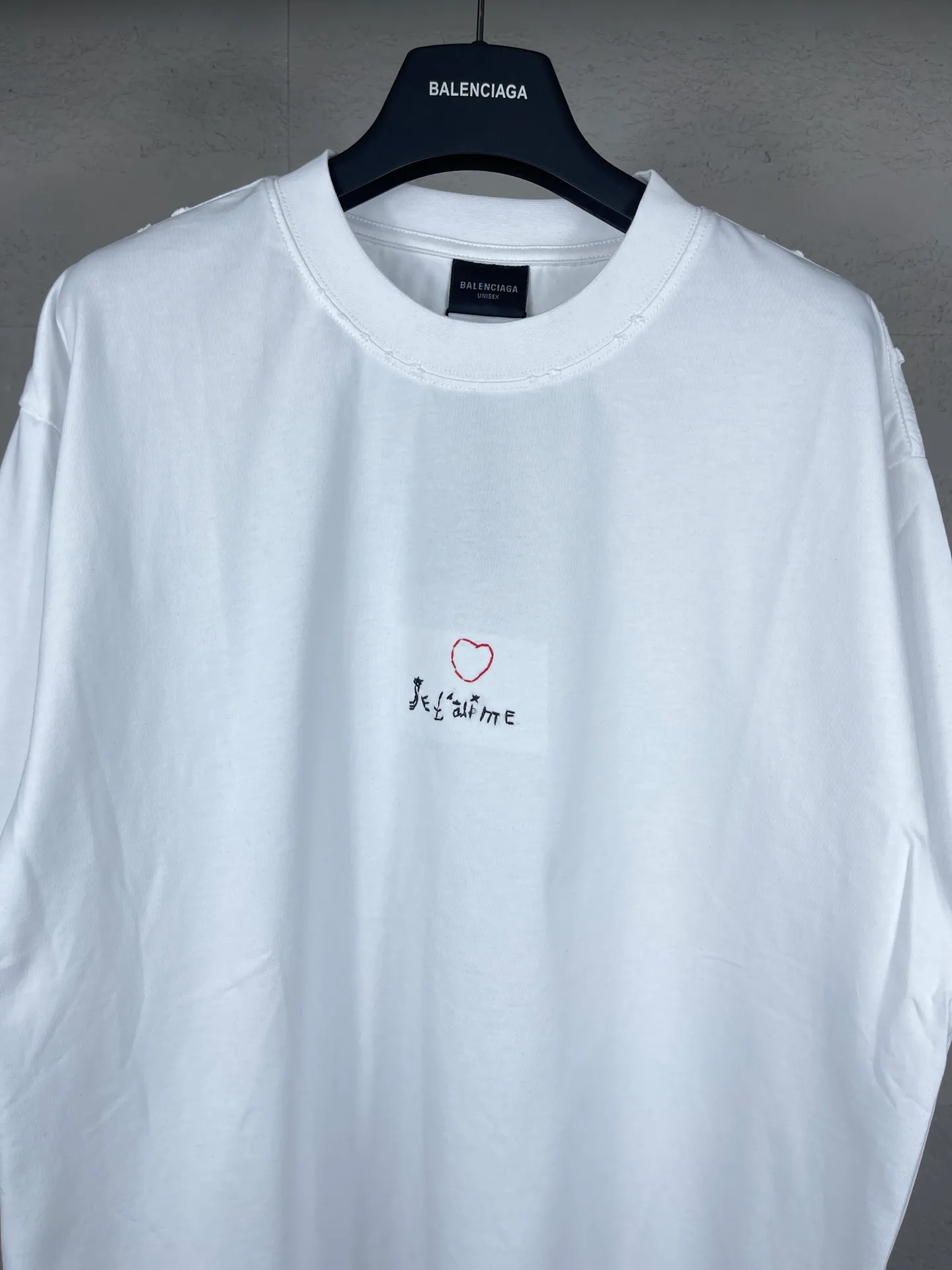 🅿️170 real photos [Top version. Official website quality] BALENCI*GA/Paris BALENCI*GA#Valentine's Day. The latest Chinese Valentine's Day limited edition, love embroidered washed and distressed short-sleeved T-shirt brick cabinet synchronization. The fabric is made of Paris ZP custom-woven and dyed cotton double yarn. The weight is 260 grams. The cloth surface is clean. The cloth pattern is clear. Soft and comfortable. Good color fastness. Not easy to change color. The threads are woven and dyed with no color difference. The front and back embroidery is embroidered with an embroidery machine imported from Tajima. The effect is three-dimensional and the garment is distressed. The version adopts OS loose shoulder design. Same style for men and women. Code: BL233306 Color: black. White, red Size: XS to L