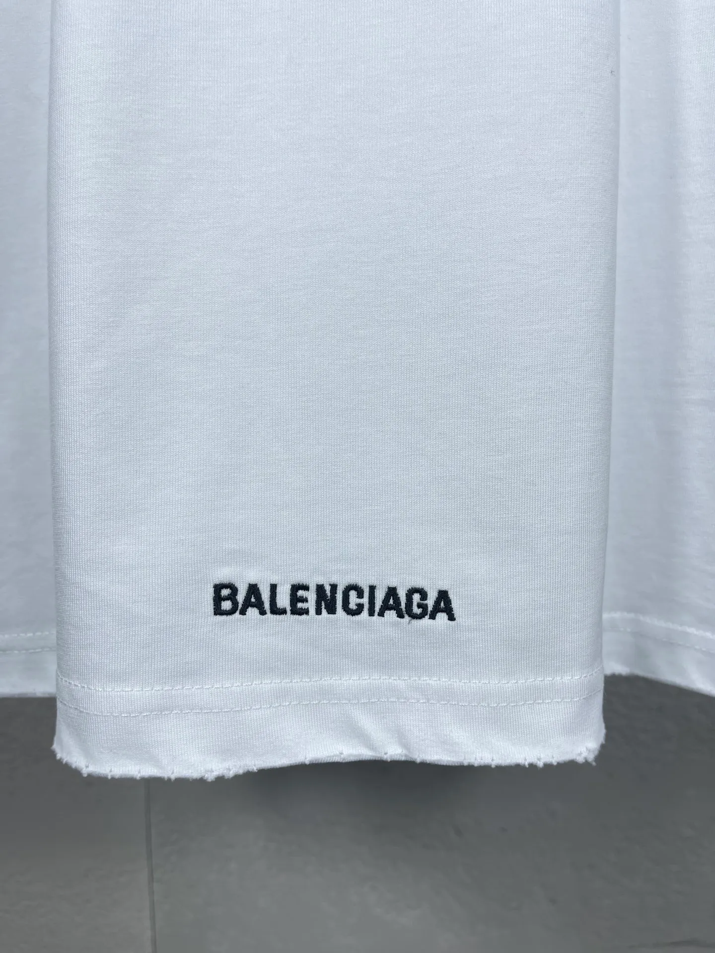 🅿️170 real photos [Top version. Official website quality] BALENCI*GA/Paris BALENCI*GA#Valentine's Day. The latest Chinese Valentine's Day limited edition, love embroidered washed and distressed short-sleeved T-shirt brick cabinet synchronization. The fabric is made of Paris ZP custom-woven and dyed cotton double yarn. The weight is 260 grams. The cloth surface is clean. The cloth pattern is clear. Soft and comfortable. Good color fastness. Not easy to change color. The threads are woven and dyed with no color difference. The front and back embroidery is embroidered with an embroidery machine imported from Tajima. The effect is three-dimensional and the garment is distressed. The version adopts OS loose shoulder design. Same style for men and women. Code: BL233306 Color: black. White, red Size: XS to L