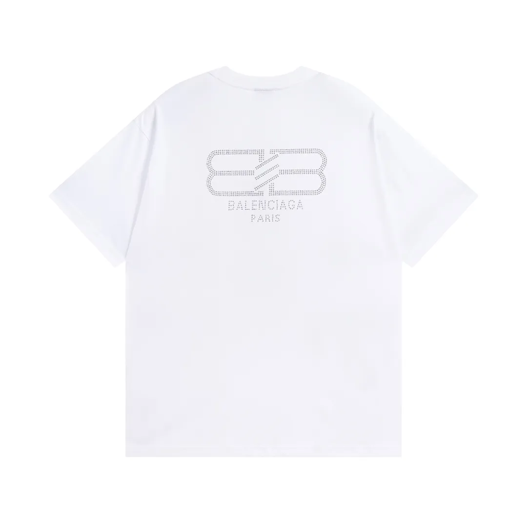 🅿️180 Detail Picture [Top version. Official website quality] BALENCI*GA/Paris BALENCI*GA#23SS Paris classic lock button back classic LOGO hot-drilled short-sleeved T-shirt. Brick cabinet synchronization. The fabric is made of Paris ZP custom-woven and dyed 100% cotton double yarn compact cotton. The weight is 260 grams. The cloth surface is clean. The cloth pattern is clear. Soft and comfortable. Good color fastness. Not easy to change color. The threads are woven and dyed with no color difference. The back hot drill uses imported drill, which has good gloss and is not easy to fall off. Restore brick cabinet. The version adopts OS loose shoulder style. Same style for men and women. Code: BL223200 Color: Black. White Size: XS to L