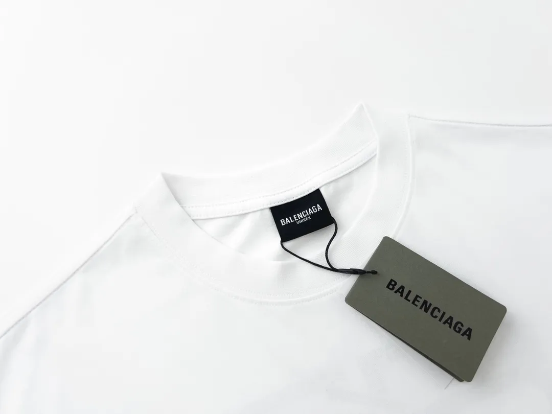 🅿️180 Detail Picture [Top version. Official website quality] BALENCI*GA/Paris BALENCI*GA#23SS Paris classic lock button back classic LOGO hot-drilled short-sleeved T-shirt. Brick cabinet synchronization. The fabric is made of Paris ZP custom-woven and dyed 100% cotton double yarn compact cotton. The weight is 260 grams. The cloth surface is clean. The cloth pattern is clear. Soft and comfortable. Good color fastness. Not easy to change color. The threads are woven and dyed with no color difference. The back hot drill uses imported drill, which has good gloss and is not easy to fall off. Restore brick cabinet. The version adopts OS loose shoulder style. Same style for men and women. Code: BL223200 Color: Black. White Size: XS to L