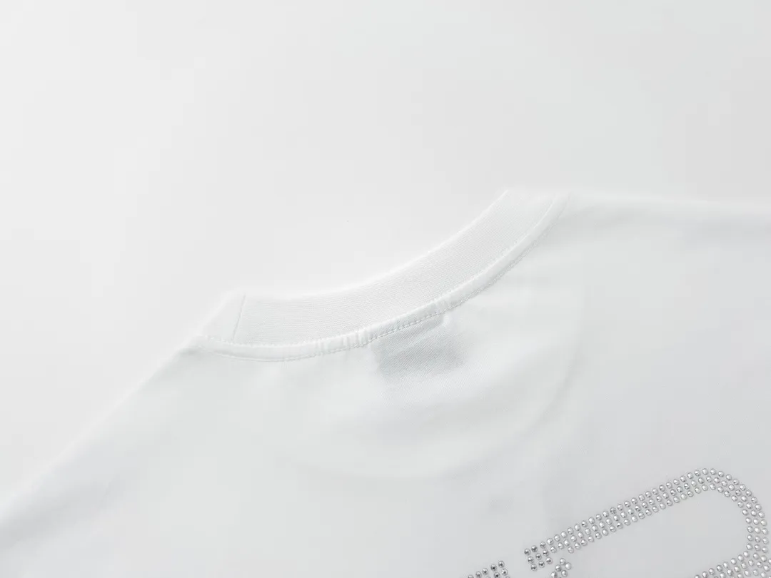 🅿️180 Detail Picture [Top version. Official website quality] BALENCI*GA/Paris BALENCI*GA#23SS Paris classic lock button back classic LOGO hot-drilled short-sleeved T-shirt. Brick cabinet synchronization. The fabric is made of Paris ZP custom-woven and dyed 100% cotton double yarn compact cotton. The weight is 260 grams. The cloth surface is clean. The cloth pattern is clear. Soft and comfortable. Good color fastness. Not easy to change color. The threads are woven and dyed with no color difference. The back hot drill uses imported drill, which has good gloss and is not easy to fall off. Restore brick cabinet. The version adopts OS loose shoulder style. Same style for men and women. Code: BL223200 Color: Black. White Size: XS to L