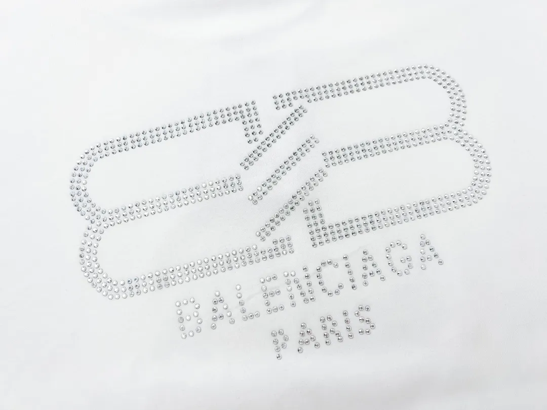 🅿️180 Detail Picture [Top version. Official website quality] BALENCI*GA/Paris BALENCI*GA#23SS Paris classic lock button back classic LOGO hot-drilled short-sleeved T-shirt. Brick cabinet synchronization. The fabric is made of Paris ZP custom-woven and dyed 100% cotton double yarn compact cotton. The weight is 260 grams. The cloth surface is clean. The cloth pattern is clear. Soft and comfortable. Good color fastness. Not easy to change color. The threads are woven and dyed with no color difference. The back hot drill uses imported drill, which has good gloss and is not easy to fall off. Restore brick cabinet. The version adopts OS loose shoulder style. Same style for men and women. Code: BL223200 Color: Black. White Size: XS to L