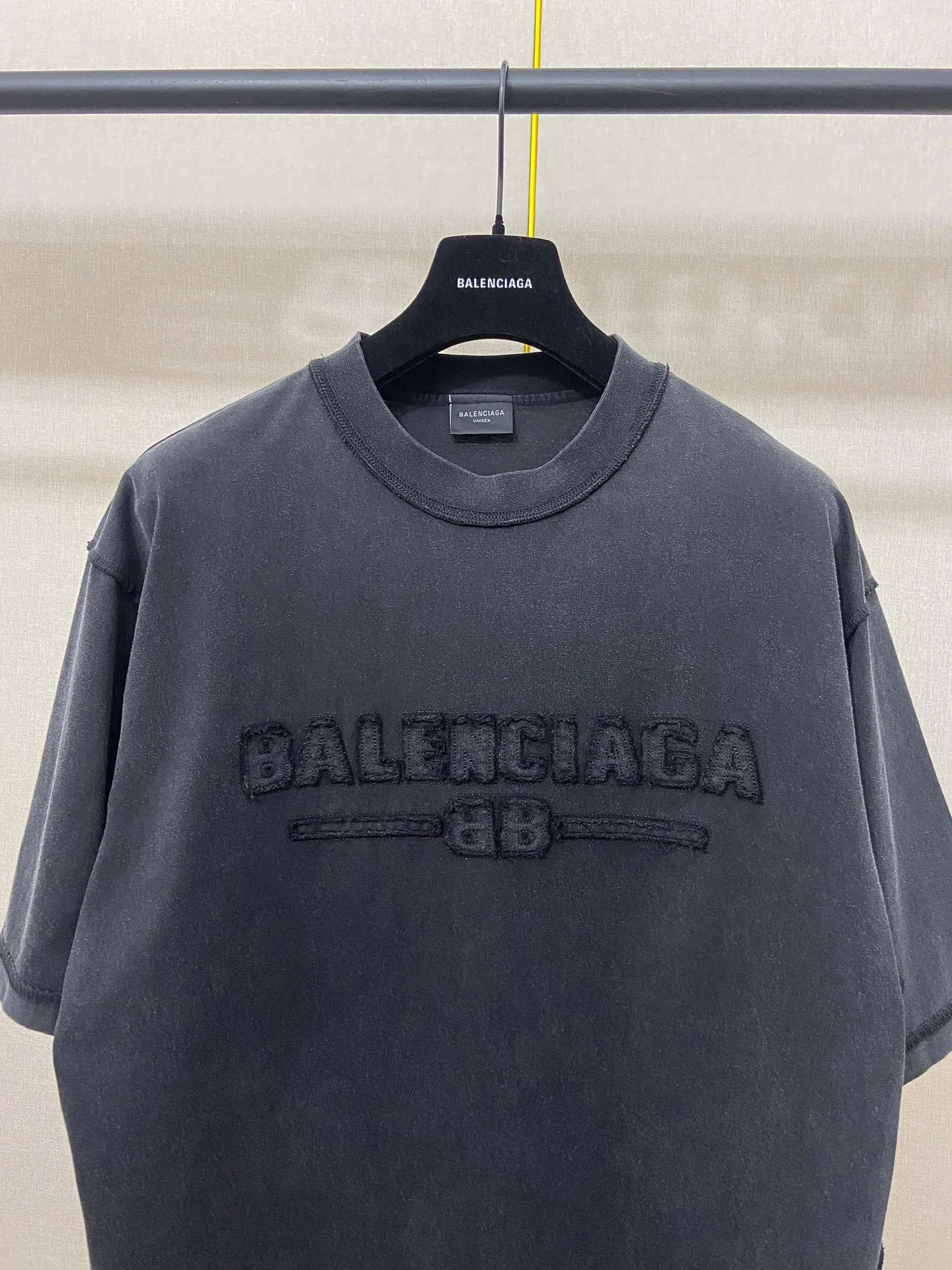 🅿️190 9181# Real shot top version [[BALENCIA*GA] official website quality Paris new letter LOGO chest patch embroidery short-sleeved T-shirt OS version loose dropped shoulders Unisex style Fabric: 260g 100% cotton double yarn Technology: front patch embroidery reverse stitching garment wash distressed shaping solid color Color: washed black, fog blue, green Size: XS S M L
