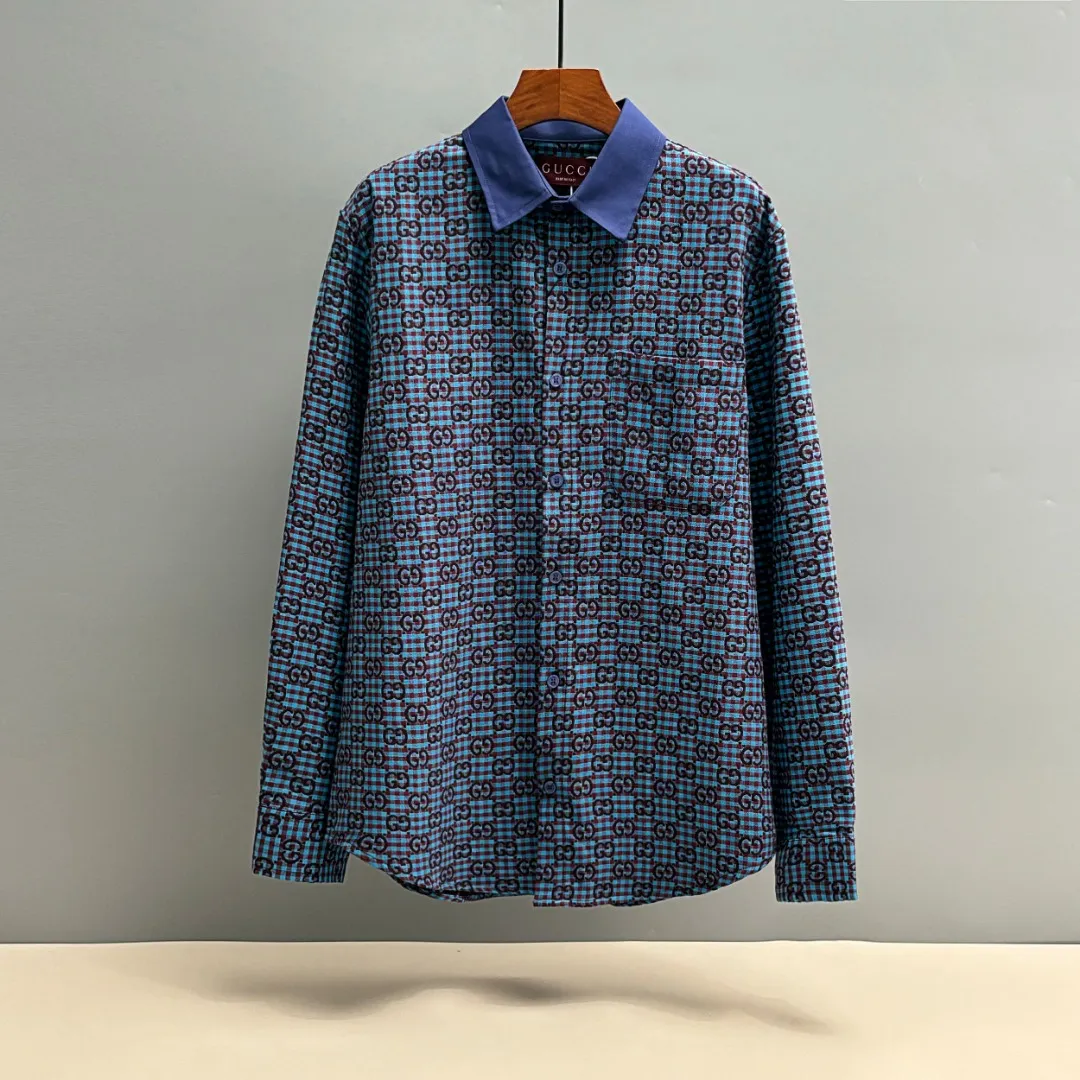 🅿️330 GUCCI/Gucci Early Autumn all-print burnt-on shirt Made of cotton-wool blended jacquard fabric, the pattern is three-dimensional, the texture is clear, the lines are smooth and natural, the loose fit is three-dimensional, the upper body is three-dimensional, the lines are smooth and natural, from the shoulder line to the waistline to the hem, the line transition is smooth, there are no unnecessary folds or accumulation, the whole body is neat and stretched, with custom GUCCI letter-engraved buttons, it shows a more refined style. Size: S M L XL