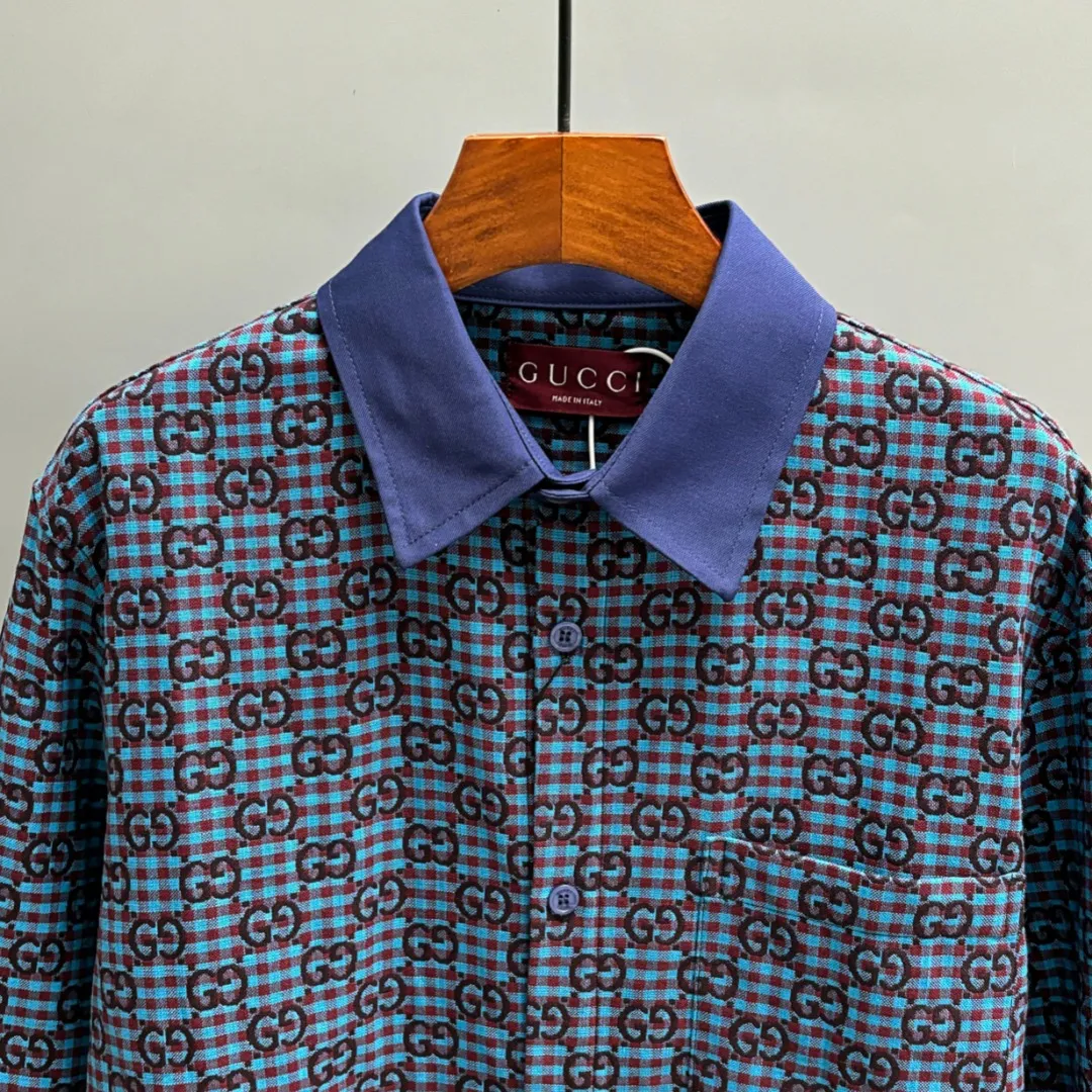 🅿️330 GUCCI/Gucci Early Autumn all-print burnt-on shirt Made of cotton-wool blended jacquard fabric, the pattern is three-dimensional, the texture is clear, the lines are smooth and natural, the loose fit is three-dimensional, the upper body is three-dimensional, the lines are smooth and natural, from the shoulder line to the waistline to the hem, the line transition is smooth, there are no unnecessary folds or accumulation, the whole body is neat and stretched, with custom GUCCI letter-engraved buttons, it shows a more refined style. Size: S M L XL