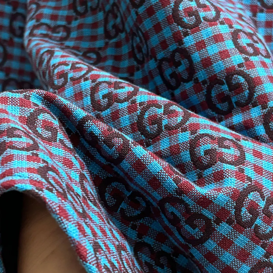 🅿️330 GUCCI/Gucci Early Autumn all-print burnt-on shirt Made of cotton-wool blended jacquard fabric, the pattern is three-dimensional, the texture is clear, the lines are smooth and natural, the loose fit is three-dimensional, the upper body is three-dimensional, the lines are smooth and natural, from the shoulder line to the waistline to the hem, the line transition is smooth, there are no unnecessary folds or accumulation, the whole body is neat and stretched, with custom GUCCI letter-engraved buttons, it shows a more refined style. Size: S M L XL