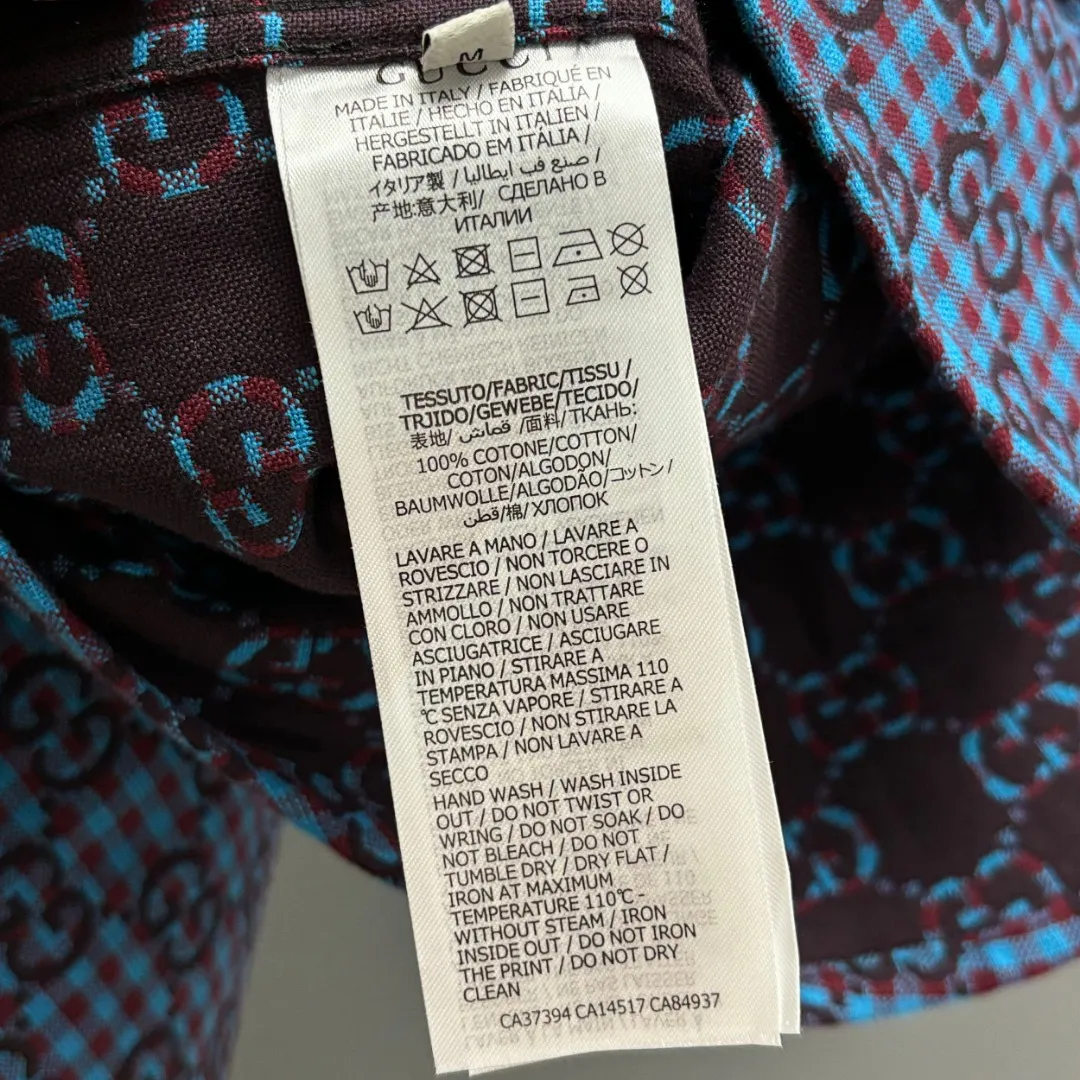 🅿️330 GUCCI/Gucci Early Autumn all-print burnt-on shirt Made of cotton-wool blended jacquard fabric, the pattern is three-dimensional, the texture is clear, the lines are smooth and natural, the loose fit is three-dimensional, the upper body is three-dimensional, the lines are smooth and natural, from the shoulder line to the waistline to the hem, the line transition is smooth, there are no unnecessary folds or accumulation, the whole body is neat and stretched, with custom GUCCI letter-engraved buttons, it shows a more refined style. Size: S M L XL