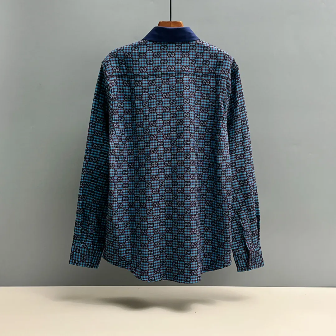 🅿️330 GUCCI/Gucci Early Autumn all-print burnt-on shirt Made of cotton-wool blended jacquard fabric, the pattern is three-dimensional, the texture is clear, the lines are smooth and natural, the loose fit is three-dimensional, the upper body is three-dimensional, the lines are smooth and natural, from the shoulder line to the waistline to the hem, the line transition is smooth, there are no unnecessary folds or accumulation, the whole body is neat and stretched, with custom GUCCI letter-engraved buttons, it shows a more refined style. Size: S M L XL