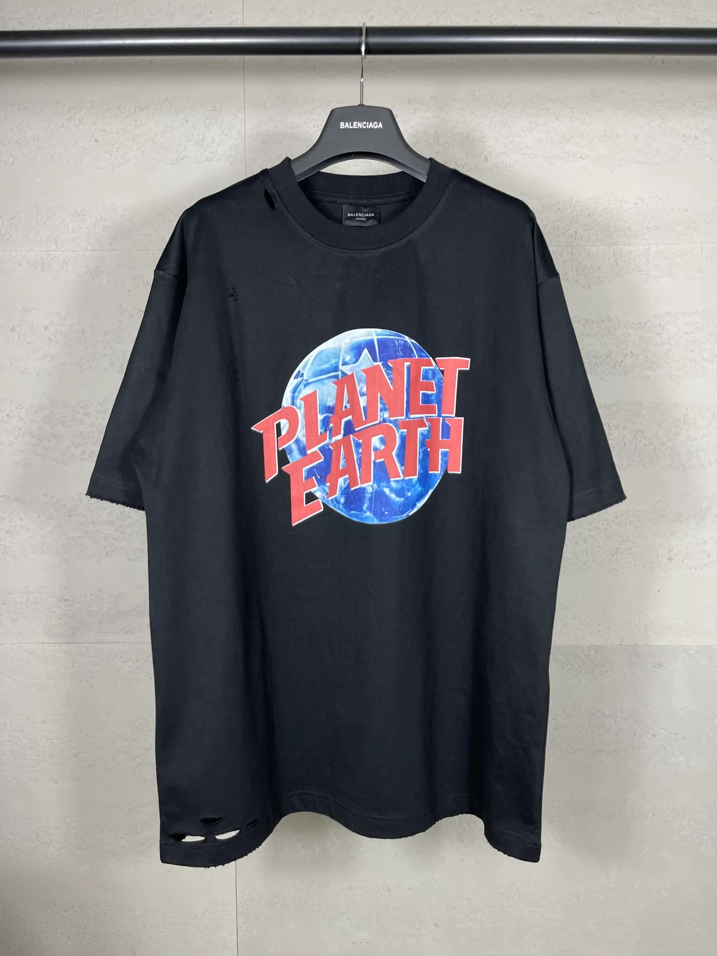 🅿️190 real photos [Top version. Official website quality] BALENCI*GA/Paris. 2024 catwalk style earth pattern direct-injection printing washed distressed short-sleeved T-shirt 2024 new style. Attention‼ ️There is a letter LOGO under the gray pattern. All pattern details are customized with color Y plates. Special market currency. Brick cabinets are synchronized. Genuine products are developed at the first time, and you can print and compare! The fabric is made of Paris ZP custom-woven and dyed cotton double yarn. Weighing 260 grams, the cloth surface is clean. The cloth pattern is clear, soft and comfortable. The threads are dyed with no color difference. The printing uses environmentally friendly imported materials and self-inking direct injection, with clear letters and three-dimensional effect. The entire garment is washed, distressed and worn. The version adopts OS loose shoulder design. Same style for men and women. Code: BL223367 Color: black. Light gray Size: XS to L